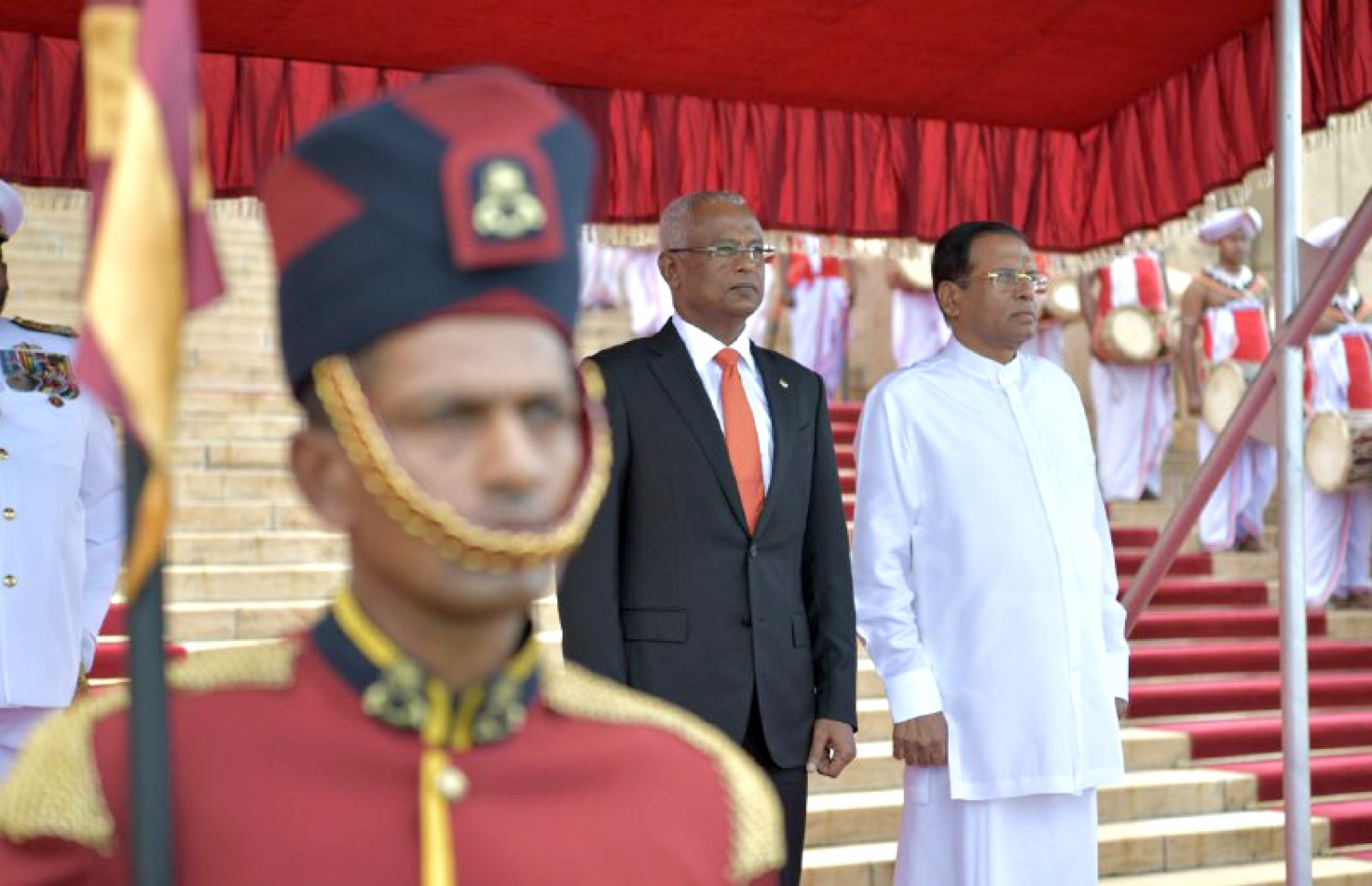 ކޮލޮމްބޯ: ފެބްރުއަރީ 5، 2019: ސްރީލަންކާގެ ރައީސް މައިތްރިޕާލަ ސިރިސޭނަގެ ދައުވަތަކަށް ފެބްރުއަރީ މަހުގެ ތިން ވަނަ ދުވަހު ރައީސްގެ ދެކަނބަލުން ސްރީލަންކާއަށް ކުރެއްވި ދަތުރުފުޅުގައި އެމަނިކުފާނުގެ ދެކަނބަލުންނަށް ސްރީ ލަންކާ ސަރުކާރުން ދެއްވި ހޫނު މަރުހަބާ ކިޔުމުގެ ހަފުލާގައި ސްރީލަންކާގެ ރައީސް މައިތްރިޕާލަ ސިރިސޭނާ އާއި ރައީސް އިބްރާހިމް މުހައްމަދު ސޯލިހް ރަސްމިއްޔާތުގައި ބައިވެރިވެ ވަޑައިގަންނަވަނީ.-- ފޮޓޯ: ރައީސް އޮފީސް