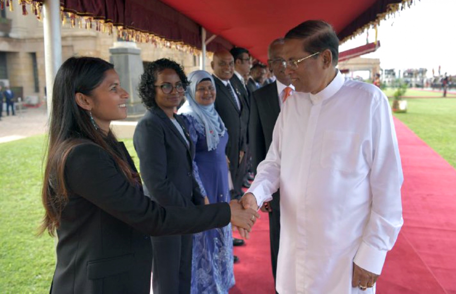 ކޮލޮމްބޯ: ފެބްރުއަރީ 5، 2019: ސްރީލަންކާގެ ރައީސް މައިތްރިޕާލަ ސިރިސޭނަގެ ދައުވަތަކަށް ފެބްރުއަރީ މަހުގެ ތިން ވަނަ ދުވަހު ރައީސްގެ ދެކަނބަލުން ސްރީލަންކާއަށް ކުރެއްވި ދަތުރުފުޅުގައި އެމަނިކުފާނުގެ ދެކަނބަލުންނަށް ސްރީ ލަންކާ ސަރުކާރުން ދެއްވި ހޫނު މަރުހަބާ ކިޔުމުގެ ހަފުލާގައި ސްރީލަންކާގެ ރައީސް މައިތްރިޕާލަ ސިރިސޭނާ، މި ރަސްމިއްޔާތަށް ވަޑައިގެންނެވި ރާއްޖޭގެ ދައުލަތުގެ ބައެއް އިސްވެރިންނާ ސަލާމް ކުރައްވަނީ.-- ފޮޓޯ: ރައީސް އޮފީސް