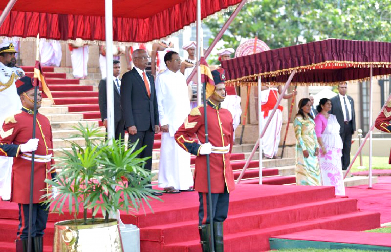 ކޮލޮމްބޯ: ފެބްރުއަރީ 5، 2019: ސްރީލަންކާގެ ރައީސް މައިތްރިޕާލަ ސިރިސޭނަގެ ދައުވަތަކަށް ފެބްރުއަރީ މަހުގެ ތިން ވަނަ ދުވަހު ރައީސްގެ ދެކަނބަލުން ސްރީލަންކާއަށް ކުރެއްވި ދަތުރުފުޅުގައި އެމަނިކުފާނުގެ ދެކަނބަލުންނަށް ސްރީ ލަންކާ ސަރުކާރުން ދެއްވި ހޫނު މަރުހަބާ ކިޔުމުގެ ހަފުލާގައި ސްރީލަންކާގެ ރައީސް މައިތްރިޕާލަ ސިރިސޭނާ އާއި ރައީސް އިބްރާހިމް މުހައްމަދު ސޯލިހް ރަސްމިއްޔާތުގައި ބައިވެރިވެ ވަޑައިގަންނަވަނީ.-- ފޮޓޯ: ރައީސް އޮފީސް