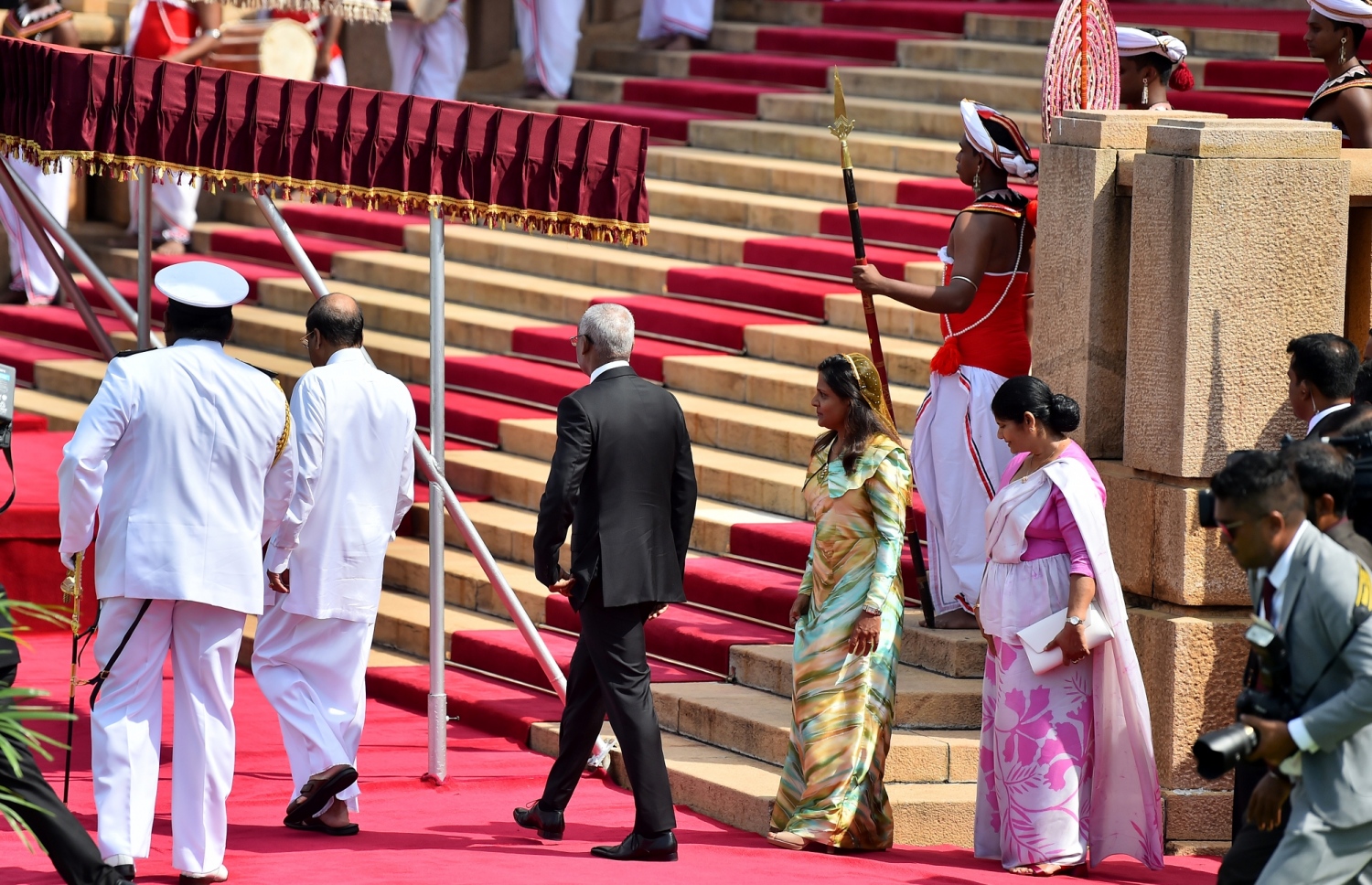 ކޮލޮމްބޯ: ފެބްރުއަރީ 5، 2019: ސްރީލަންކާގެ ރައީސް މައިތްރިޕާލަ ސިރިސޭނަގެ ދައުވަތަކަށް ފެބްރުއަރީ މަހުގެ ތިން ވަނަ ދުވަހު ރައީސްގެ ދެކަނބަލުން ސްރީލަންކާއަށް ކުރެއްވި ދަތުރުފުޅުގައި އެމަނިކުފާނުގެ ދެކަނބަލުންނަށް ސްރީ ލަންކާ ސަރުކާރުން ދެއްވި ހޫނު މަރުހަބާ ކިޔުމުގެ ހަފުލާގައި ރައީސް އިބްރާހިމް މުހައްމަދު ސޯލިހާއި އަނބިކަނބަލުން ފަޒްނާ އަހުމަދު ރަސްމިއްޔާތުގައި ބައިވެރިވެ ވަޑައިގަތުމަށް ވަޑައިގަންނަވަނީ-- ފޮޓޯ: ރައީސް އޮފީސް