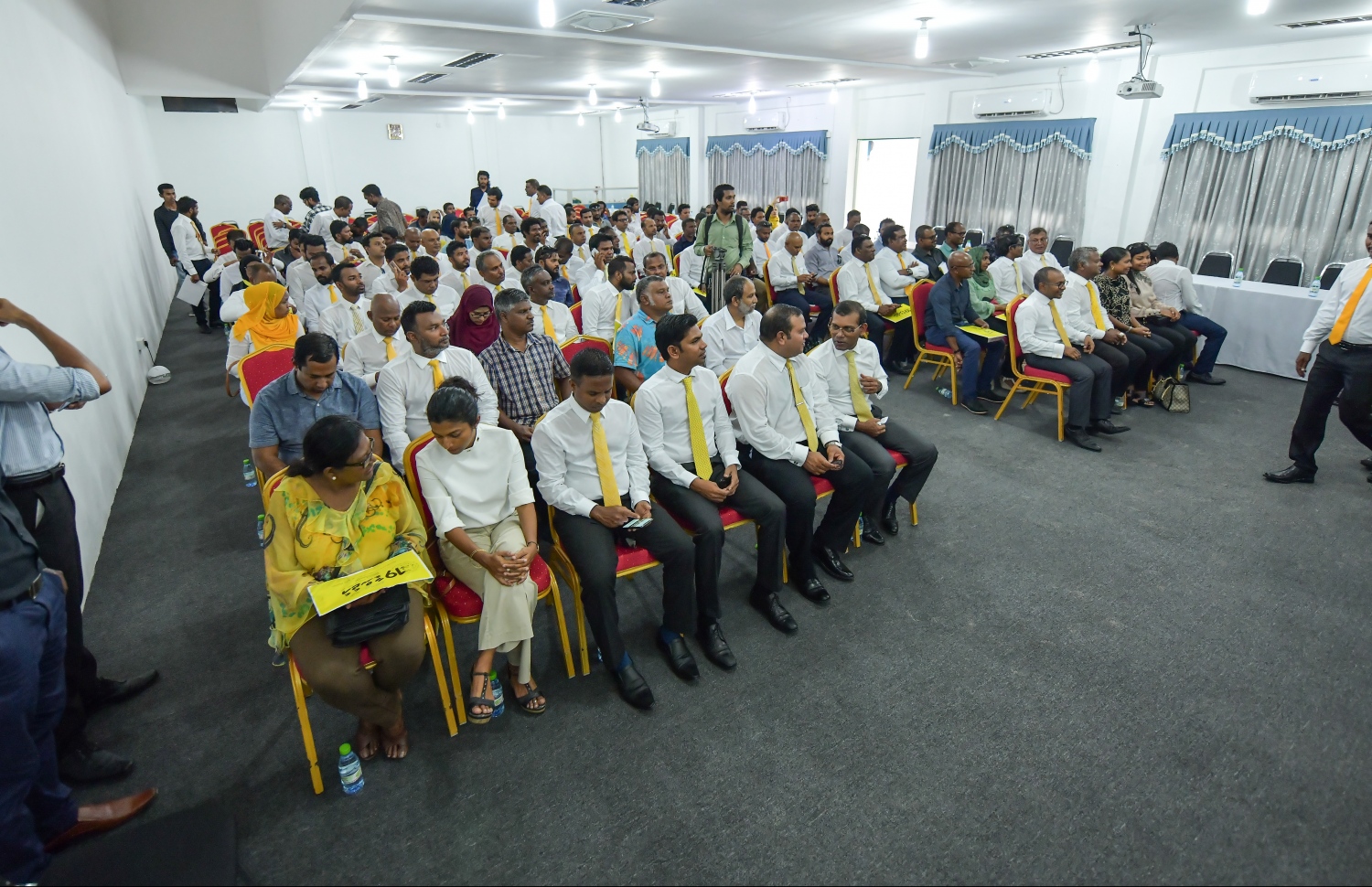 އެމްޑީޕީން އިންތިހާބުގައި ވާދަކުރާ ބައެއް ކެންޑިޑޭޓުން ފޯމު ހުށައަޅަން ގޮސް --- ފޮޓޯ: ހުސެއިން ވަހީދު/ މިހާރު