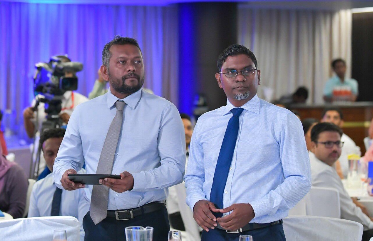 ގަވަރުނަރު އަހްމަދު ނަސީރާއި އިކޮނޮމިކް މިނިސްޓަރު ފައްޔާޒް އިސްމާއިލް. -- ފޮޓޯ: ހުސެން ވަހީދު/މިހާރު