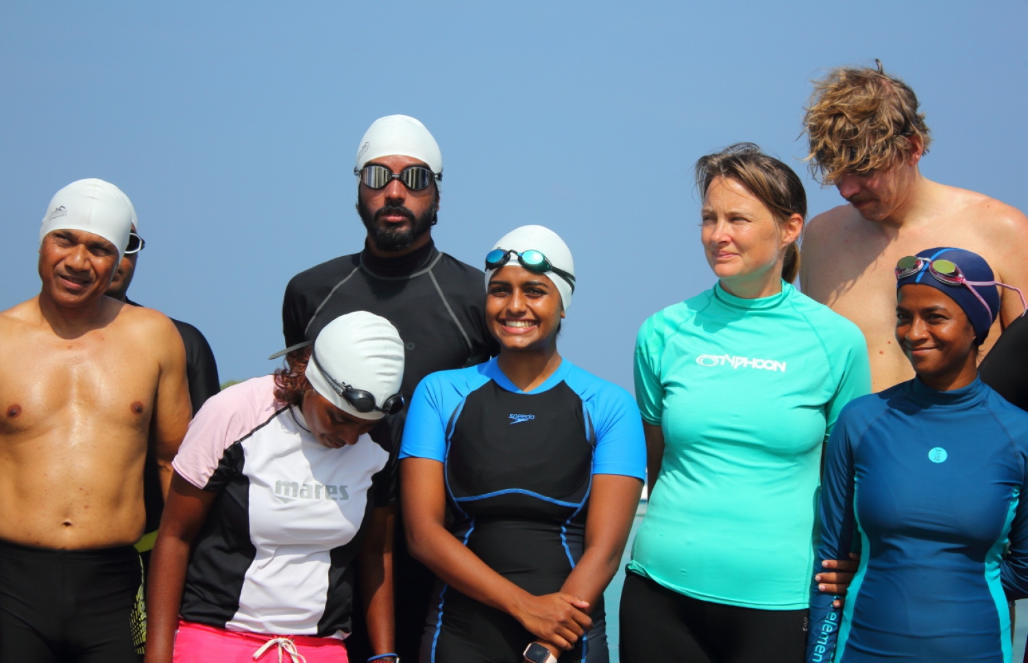 އަޒްކާ އޭނާގެ ޓީމާ އެކު: ފެތުމަކީ ދިރިއުޅުމުގެ އެއް ބައި -- ފޮޓޯ: ސްވިމް މޯލްޑިވްސް