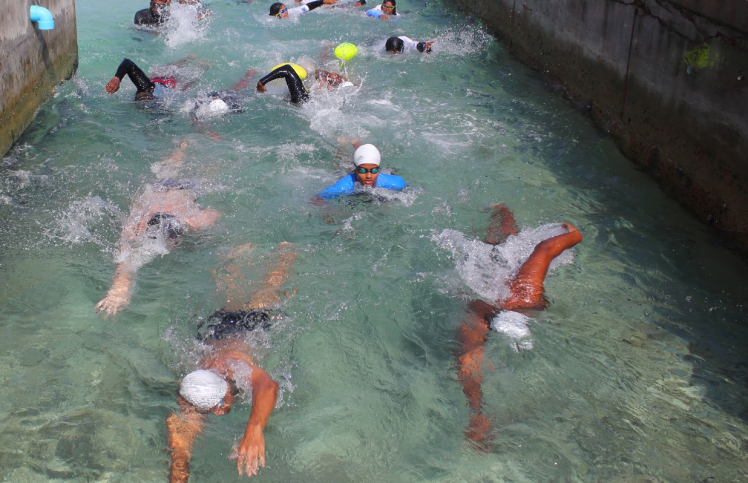 ބ. އަތޮޅުގެ އެކި ރަށްރަށަށް ފަތާފައި ދާ ޓީމުގައި އަޒްކާ އެހެން ބައިވެރިންނާ އެކު ރަށެއްގެ ފަޅުތެރޭގައި -- ފޮޓޯ: ސްވިމް މޯލްޑިވްސް