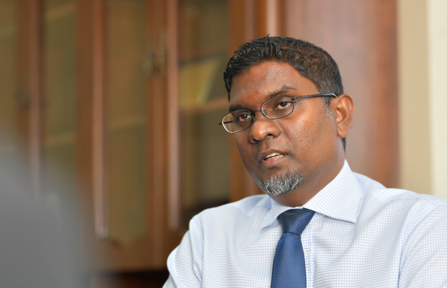 ގަވަރުނަރު އަހުމަދު ނަސީރު "މިހާރު" އާ ވާހަކަދައްކަވަނީ -- ފޮޓޯ: ހުސައިން ވަހީދު/ މިހާރު