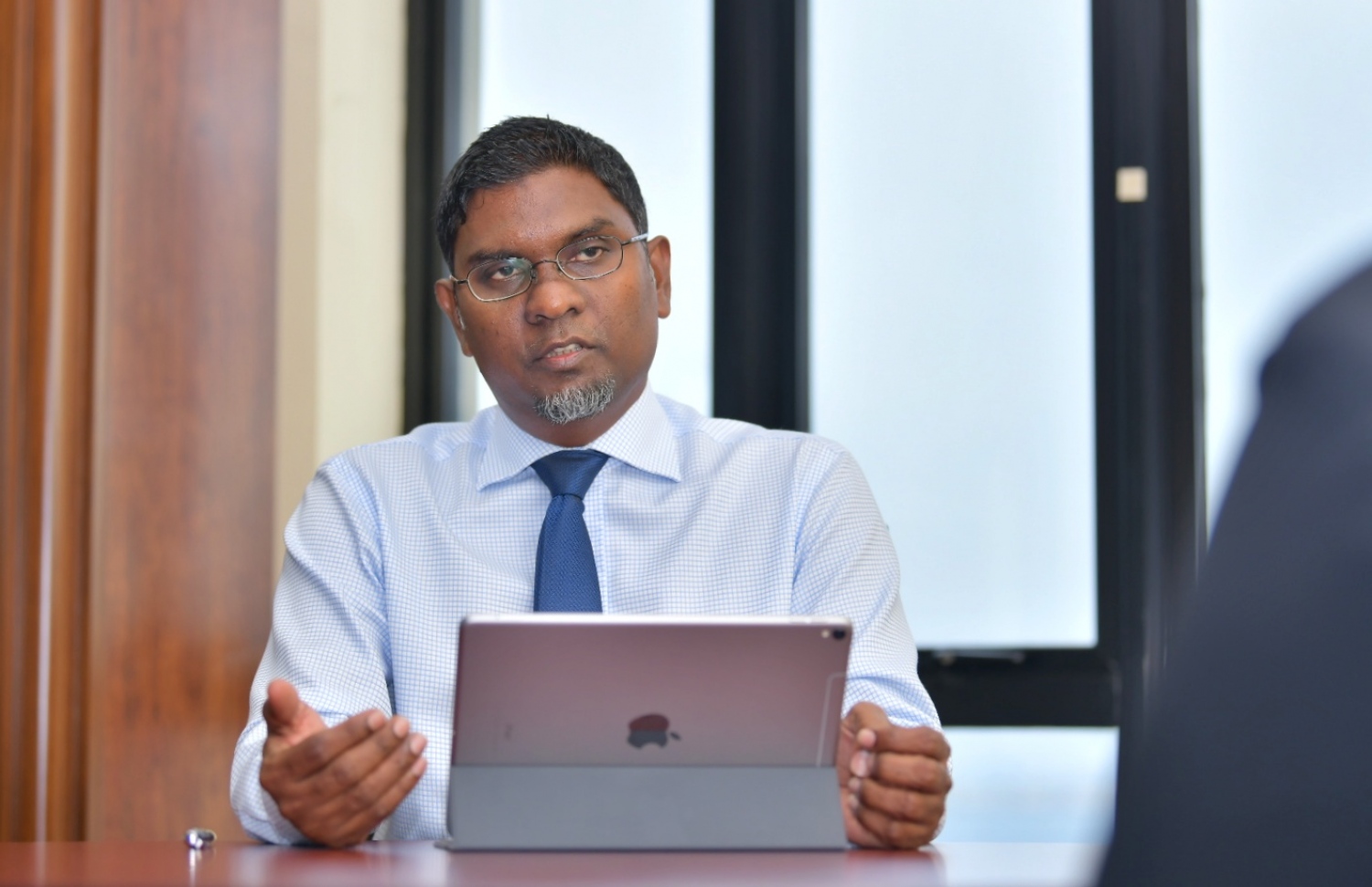 ގަވަރުނަރު އަހުމަދު ނަސީރު "މިހާރު" އާ ވާހަކަދައްކަވަނީ--ފޮޓޯ:ހުސައިން ވަހީދު/މިހާރު