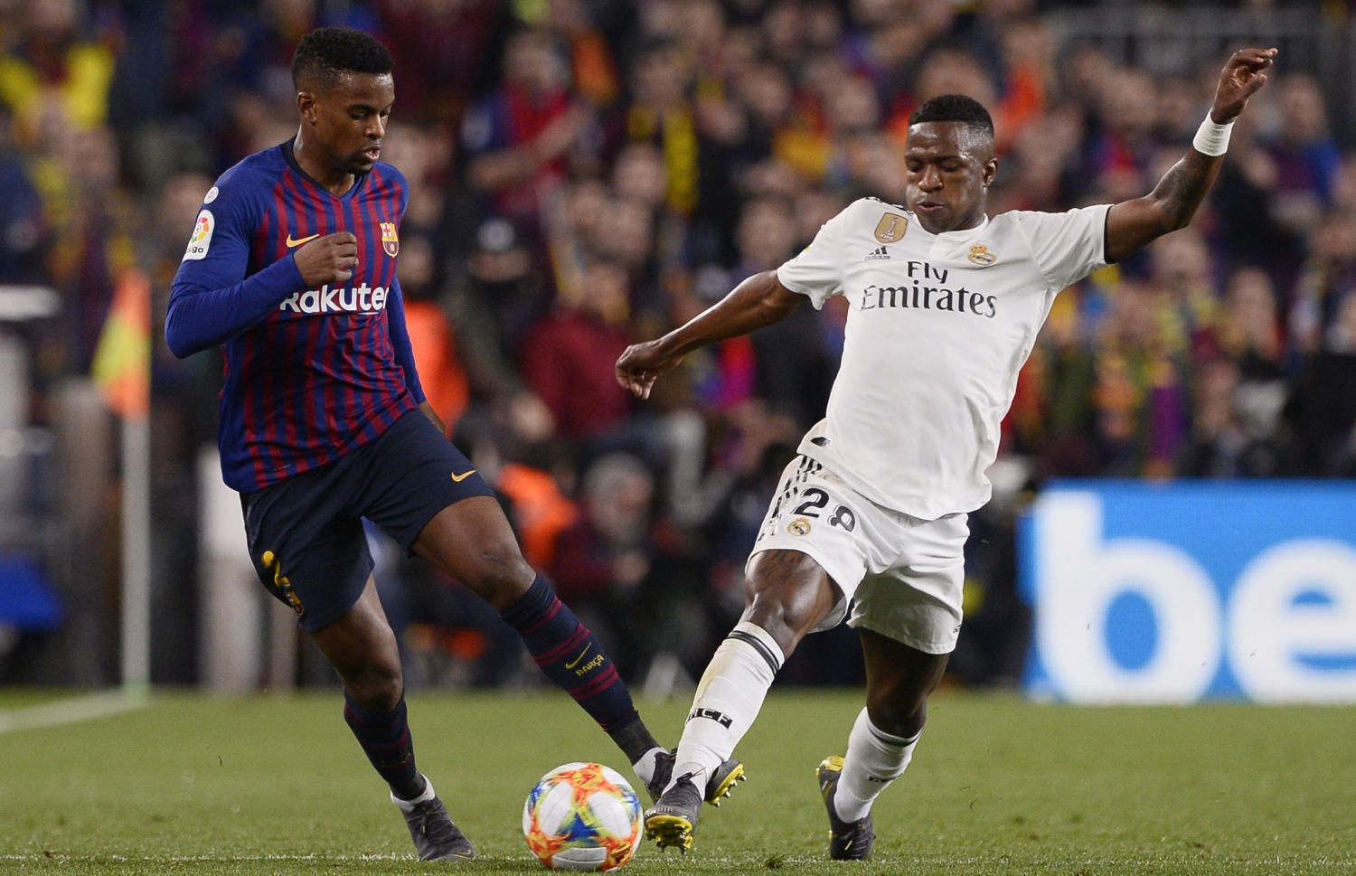 ބާސެލޯނާގެ ފުލްބެކް ސެމޭޑޯ (ވ) ކައިރިން ރެއާލުގެ ވިނީޝިއަސް ބޯޅަ ހިފައިގެންދަނީ. -- ފޮޓޯ: އޭއެފްޕީ