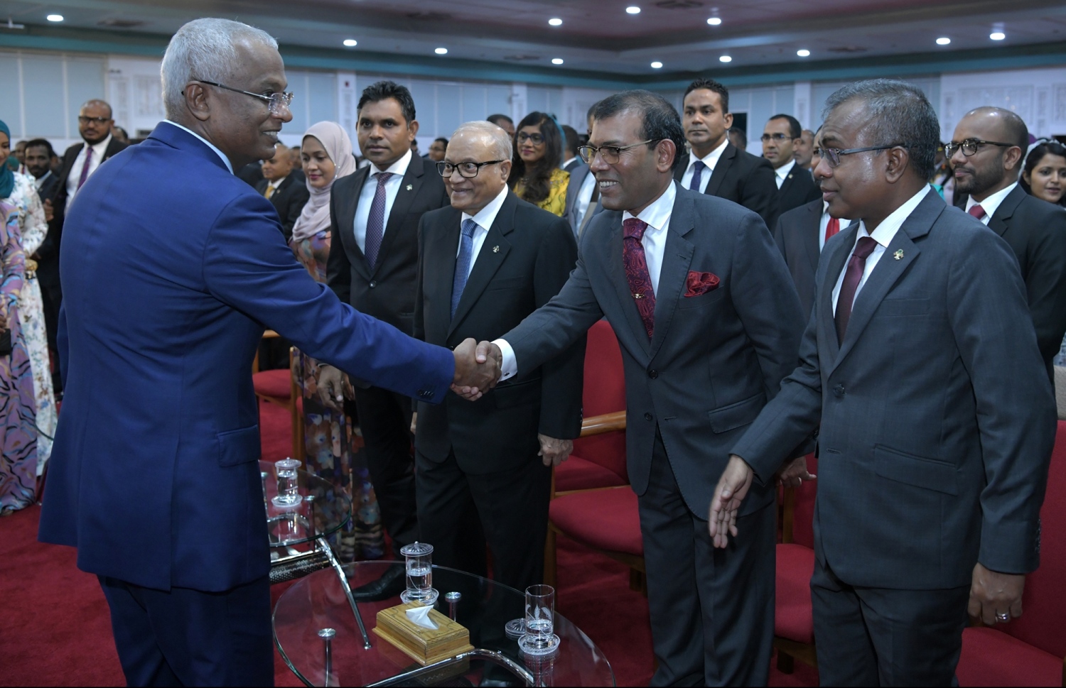 މާލެ: ފެބްރުއަރީ 7، 2019: ރައްޔިތުންގެ މަޖިލިސް ހުޅުވުމުގެ ގޮތުން ދަރުބާރުގޭގައި ބޭއްވި ރަސްމިއްޔާތުގައި ރައީސް އިބްރާހިމް މުހައްމަދު ސޯލިހް (ވ) ކުރީގެ ރައީސް މުހައްމަދު ނަޝީދުއާ ސަލާމް ކުރައްވާއިރު ކުރީގެ ރައީސް މައުމޫން، އުއްތަމަ ފަނޑިޔާރު އަބްދުﷲ ދީދީ އަދި ނައިބު ރައީސް ފައިސަލް. --ފޮޓޯ: ރައީސް އޮފީސް