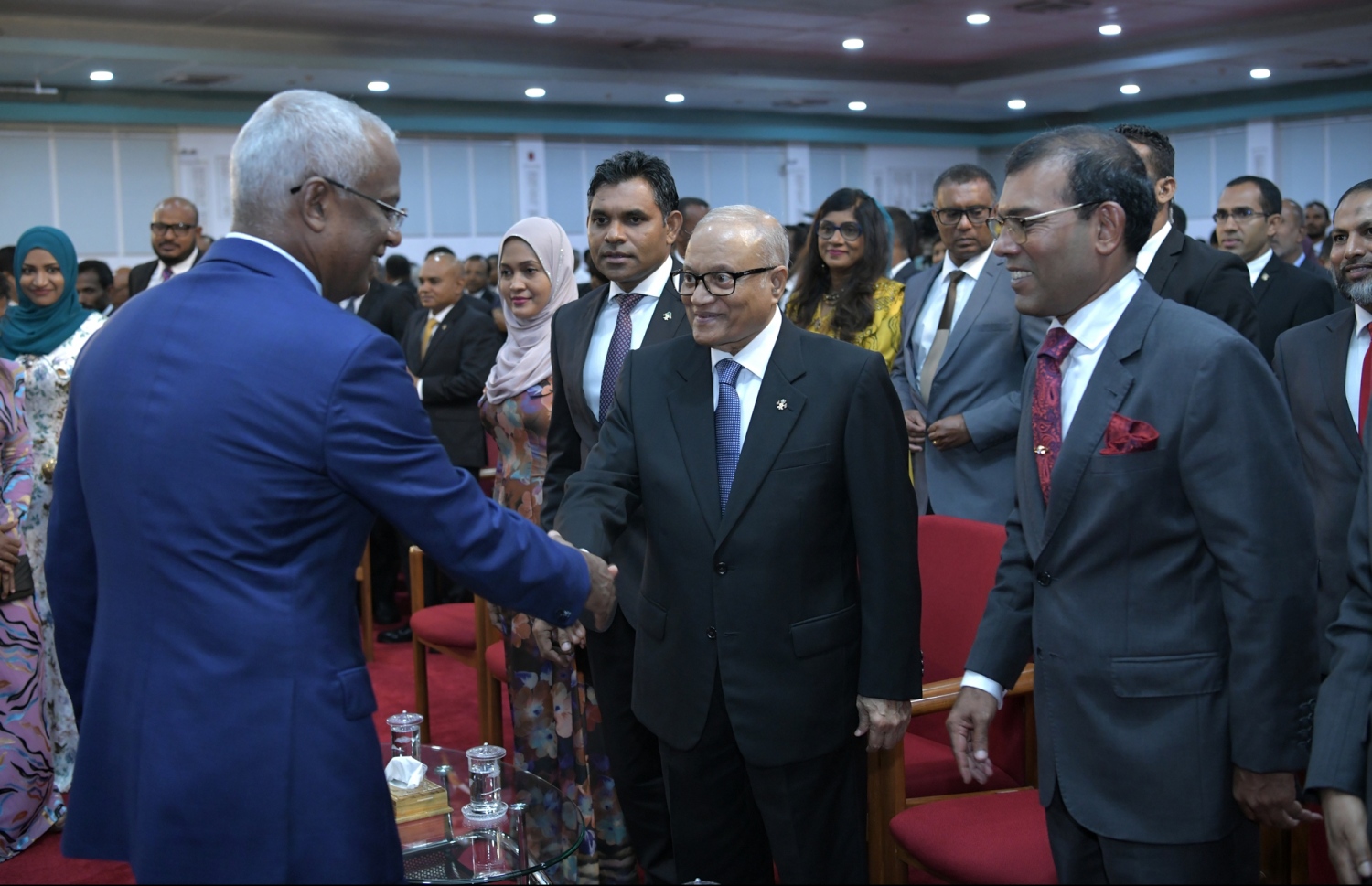 މާލެ: ފެބްރުއަރީ 7، 2019: ރައްޔިތުންގެ މަޖިލިސް ހުޅުވުމުގެ ގޮތުން ދަރުބާރުގޭގައި ބޭއްވި ރަސްމިއްޔާތުގައި ރައީސް އިބްރާހިމް މުހައްމަދު ސޯލިހް ކުރީގެ ރައީސް ނަޝީދުއާ ސަލާމް ކުރައްވާއިރު ކުރީގެ ރައީސް މައުމޫން،  އުއްތަމަ ފަނޑިޔާރު އަބްދުﷲ ދީދީ އަދި ނައިބު ރައީސް ފައިސަލް.---ފޮޓޯ: ރައީސް އޮފީސް