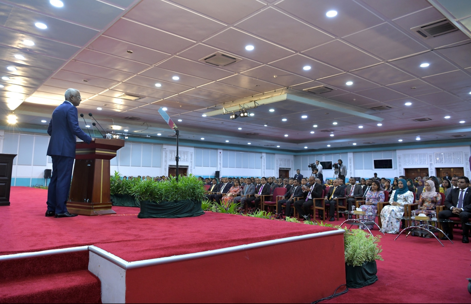 މާލެ: ފެބްރުއަރީ 7، 2019: ރައްޔިތުންގެ މަޖިލިސް ހުޅުވުމުގެ ގޮތުން ދަރުބާރުގޭގައި ބޭއްވި ރަސްމިއްޔާތުގައި ރައީސް އިބްރާހިމް މުހައްމަދު ސޯލިހް ދައުރުގެ ފުރަތަމަ ރިޔާސީ ބަޔާން ދެއްވަނީ.---ފޮޓޯ: ރައީސް އޮފީސް