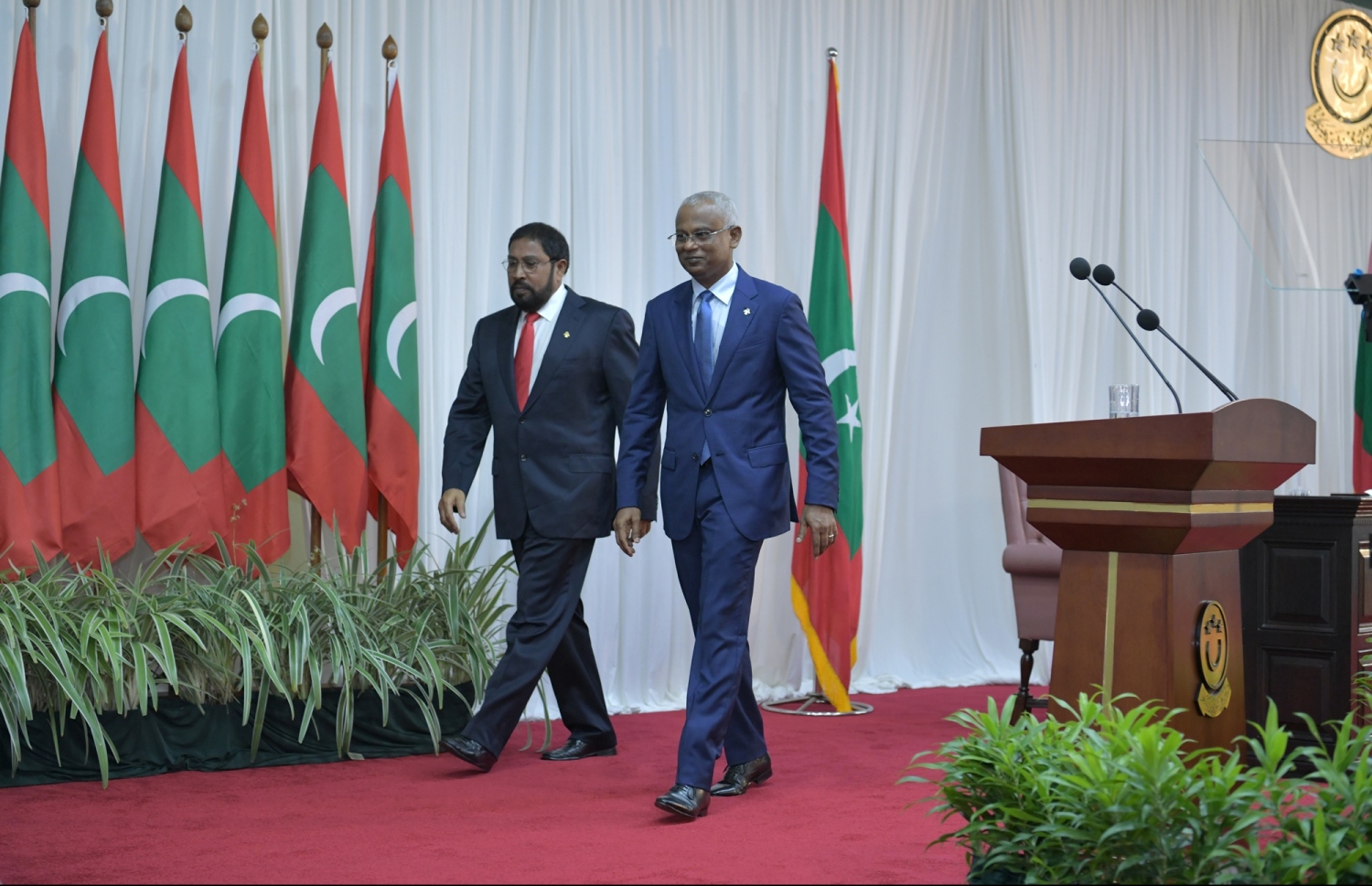 މާލެ: ފެބްރުއަރީ 7، 2019: ރައްޔިތުންގެ މަޖިލިސް ހުޅުވުމުގެ ގޮތުން ދަރުބާރުގޭގައި ބޭއްވި ރަސްމިއްޔާތުގައި ރައީސް އިބްރާހިމް މުހައްމަދު ސޯލިހް އަދި މަޖިލީހުގެ ރައީސް ގާސިމް އިބްރާޙިމް ބައިވެރިވެވަޑައިގަންނަވަނީ.---ފޮޓޯ: ރައީސް އޮފީސް