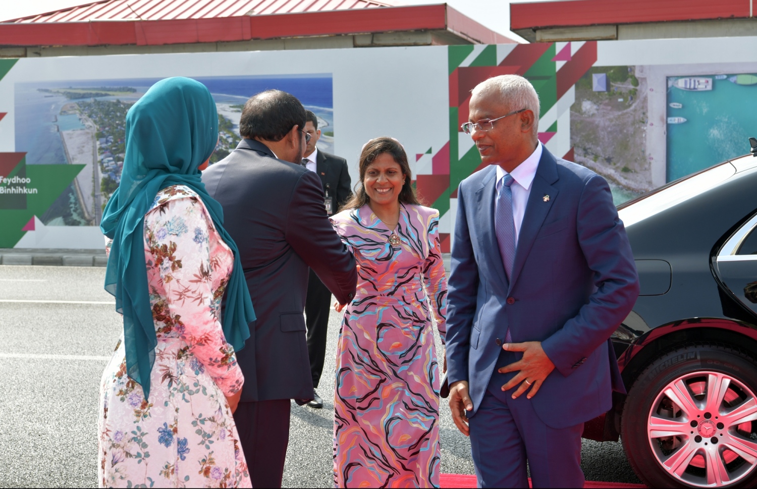 މާލެ: ފެބްރުއަރީ 7، 2019: ރައްޔިތުންގެ މަޖިލިސް ހުޅުވުމުގެ ރަސްމިއްޔާތުގައި ބައިވެރިވެވަޑައިގެންނެވުމަށް ރައީސް އިބްރާހިމް މުހައްމަދު ސޯލިހް އަދި އަނބިކަނބަލުން ފަޒްނާ ދަރުބާރުގެއަށް ވަޑައިގެންނެވުމުން މަޖިލީހުގެ ރައީސް ގާސިމް އަދި އަނބިކަނބަލުން އައިޝާ މަރުހަބާ ދަންނަވަނީ.---ފޮޓޯ: ރައީސް އޮފީސް
