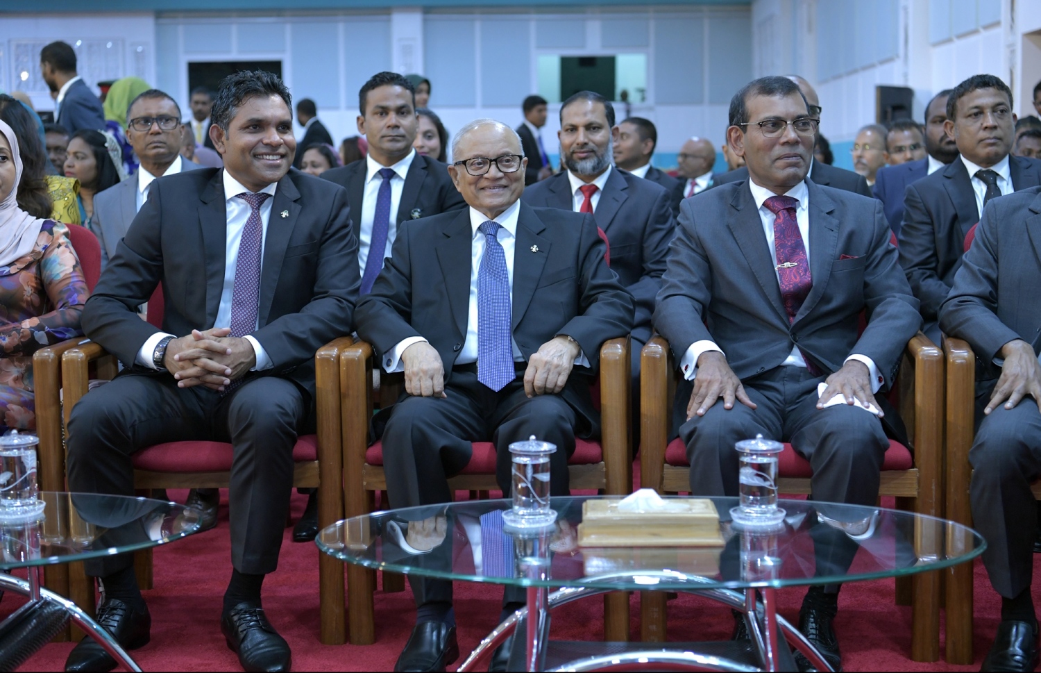 މާލެ: ފެބްރުއަރީ 7، 2019: ރައްޔިތުންގެ މަޖިލިސް ހުޅުވުމުގެ ގޮތުން ދަރުބާރުގޭގައި ބޭއްވި ރަސްމިއްޔާތުގައި ކުރީގެ ދެ ރައީސުން ކަމަށްވާ ރައީސް ނަޝީދު އަދި ރައީސް މައުމޫނުގެ އިތުރުން ނައިބު ރައީސް ފައިސަލް ބައިވެރިވެވަޑައިގަންނަވަނީ.---ފޮޓޯ: ރައީސް އޮފީސް