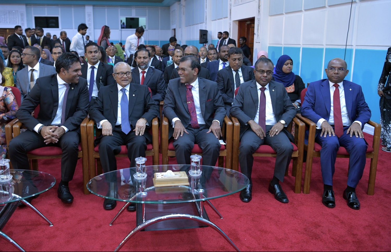 މާލެ: ފެބްރުއަރީ 7، 2019: ރައްޔިތުންގެ މަޖިލިސް ހުޅުވުމުގެ ގޮތުން ދަރުބާރުގޭގައި ބޭއްވި ރަސްމިއްޔާތުގައި (ވ-ކ) ނައިބު ރައީސް ފައިސަލް، ކުރީގެ ރައީސް މައުމޫން، ކުރީގެ ރައީސް ނަޝީދު، އުއްތަމަފަނޑިޔާރު އަބްދުﷲ ދީދީ އަދި ފޮރިން މިނިސްޓަރު އަބްދުﷲ ޝާހިދު ބައިވެރިވެވަޑައިގަންނަވަނީ---ފޮޓޯ: ރައީސް އޮފީސް