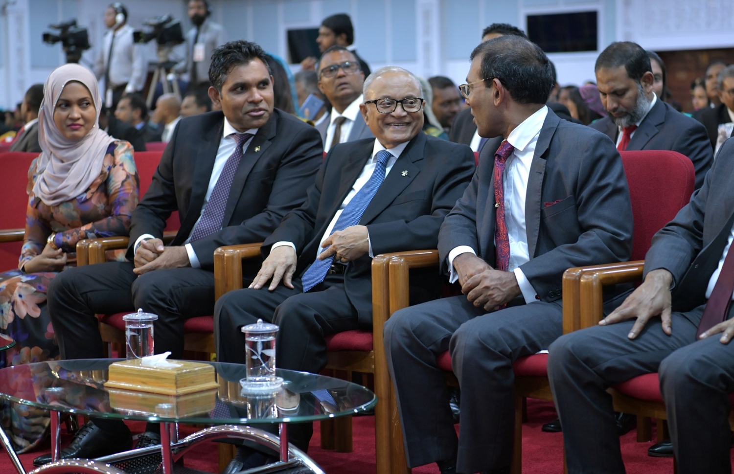މާލެ: ފެބްރުއަރީ 7، 2019: ރައްޔިތުންގެ މަޖިލިސް ހުޅުވުމުގެ ގޮތުން ދަރުބާރުގޭގައި ބޭއްވި ރަސްމިއްޔާތުގައި ކުރީގެ ރައީސް ނަޝީދު، ކުރީގެ ރައީސް މައުމޫން އަދި ނައިބު ރައީސް ފައިސަލް ނަސީމާއި އަނބިކަނބަލުން ބައިވެރިވެވަޑައިގަންނަވަނީ.---ފޮޓޯ: ރައީސް އޮފީސް