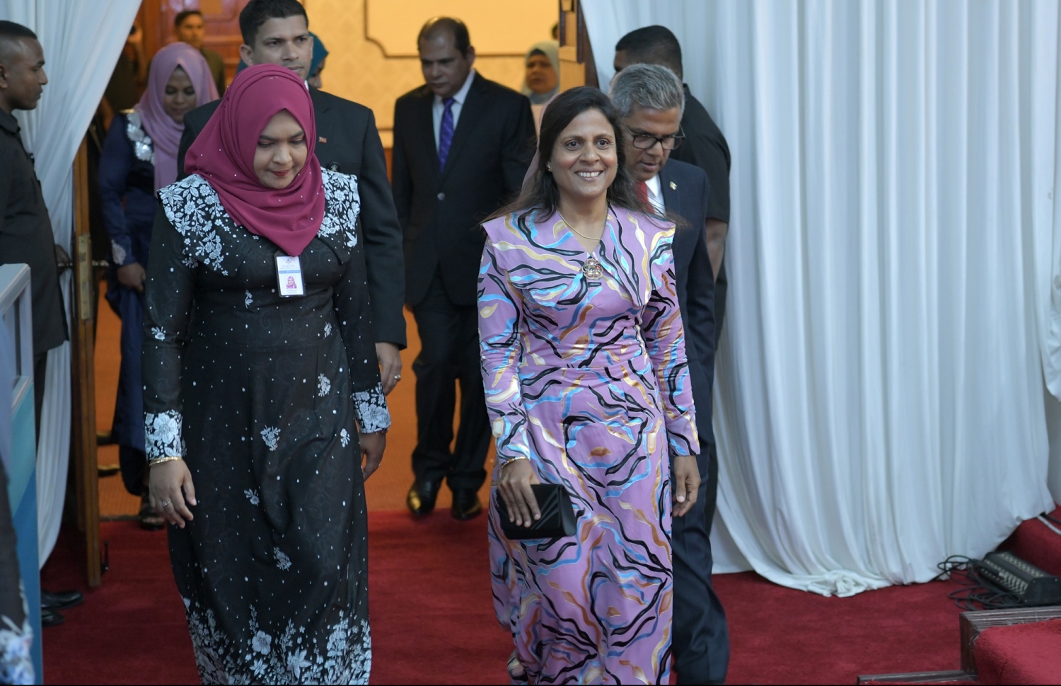 މާލެ: ފެބްރުއަރީ 7، 2019: ރައްޔިތުންގެ މަޖިލިސް ހުޅުވުމުގެ ގޮތުން ދަރުބާރުގޭގައި ބޭއްވި ރަސްމިއްޔާތުގައި ރައީސުލްޖުމްހޫރިއްޔާގެ އަނބިކަނބަލުން ފަޒްނާ ބައިވެރިވެވަޑައިގަންނަވަނީ.---ފޮޓޯ: ރައީސް އޮފީސް