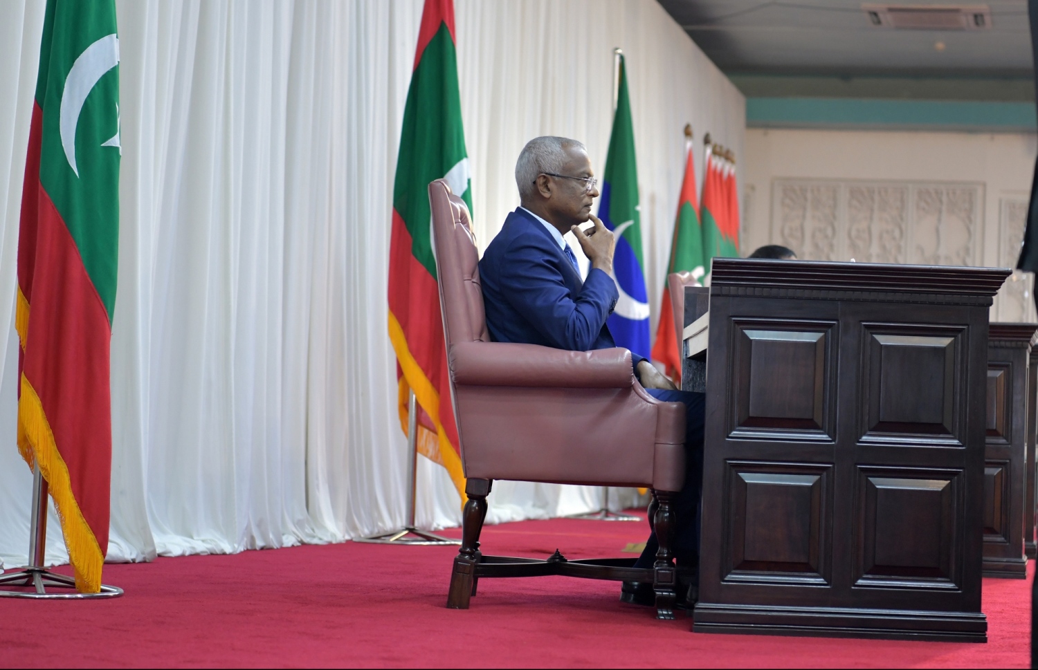 މާލެ: ފެބްރުއަރީ 7، 2019: ރައްޔިތުންގެ މަޖިލިސް ހުޅުވުމުގެ ގޮތުން ދަރުބާރުގޭގައި ބޭއްވި ރަސްމިއްޔާތުގައި ރައީސް އިބްރާހިމް މުހައްމަދު ސޯލިހް ބައިވެރިވެވަޑައިގަންނަވަނީ.---ފޮޓޯ: ރައީސް އޮފީސް
