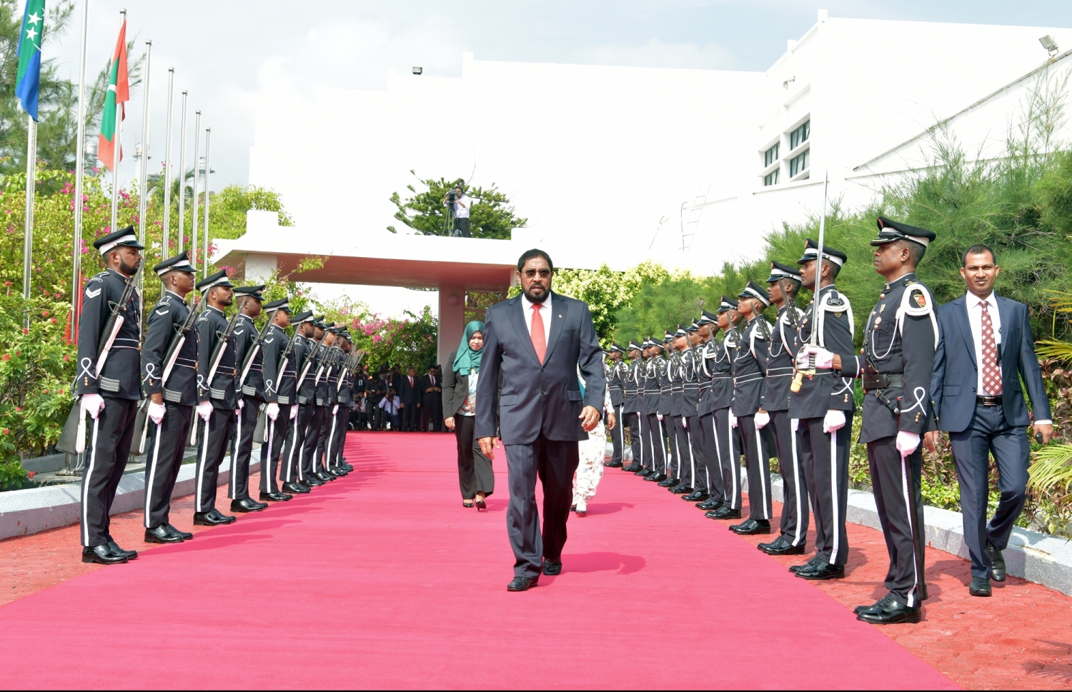 މާލެ: ފެބްރުއަރީ 7، 2019: ރައްޔިތުންގެ މަޖިލިސް ހުޅުވުމުގެ ގޮތުން ދަރުބާރުގޭގައި ބޭއްވި ރަސްމިއްޔާތުގައި ބައިވެރިވެވަޑައިގެންނެވުމަށް މަޖިލީހުގެ ރައީސް ގާސިމް އިބްރާހީމް ދަރުބާރުގެއަށް ވަޑައިގަންނަވަނީ.---ފޮޓޯ: ރައީސް އޮފީސް