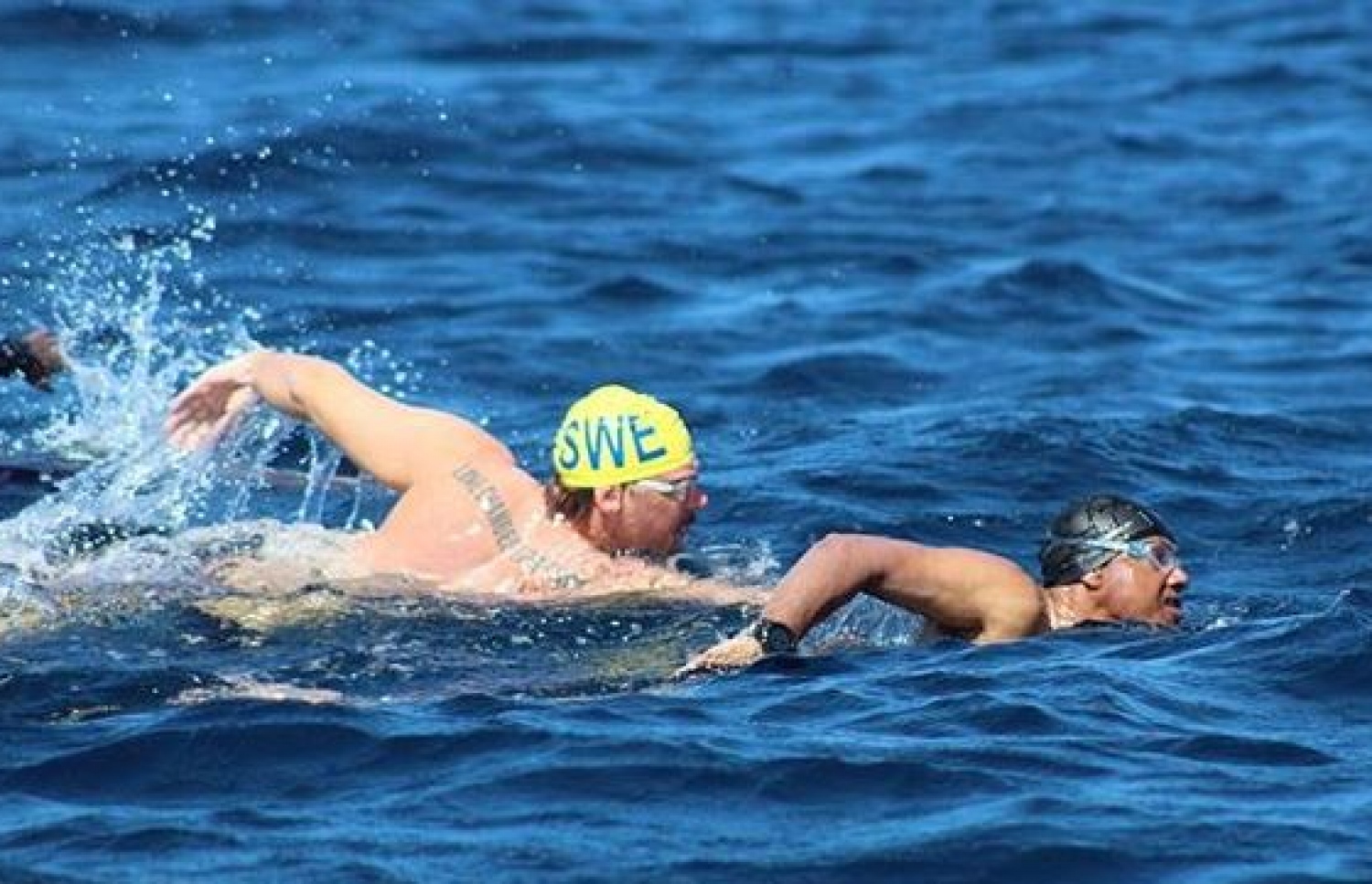 ބ. އަތޮޅުގެ އެކި ރަށްރަށަށް ފަތާފައި ދާން ކުރާ މަސައްކަތުގައި މައިކް ފަތަނީ: އޭނާ ބުނީ ރާއްޖެ އަށް ލިބިފައިވަނީ ބޮޑު ނަސީބެއް ކަމަށް -- ފޮޓޯ: ސްވިމް މޯލްޑިވްސް