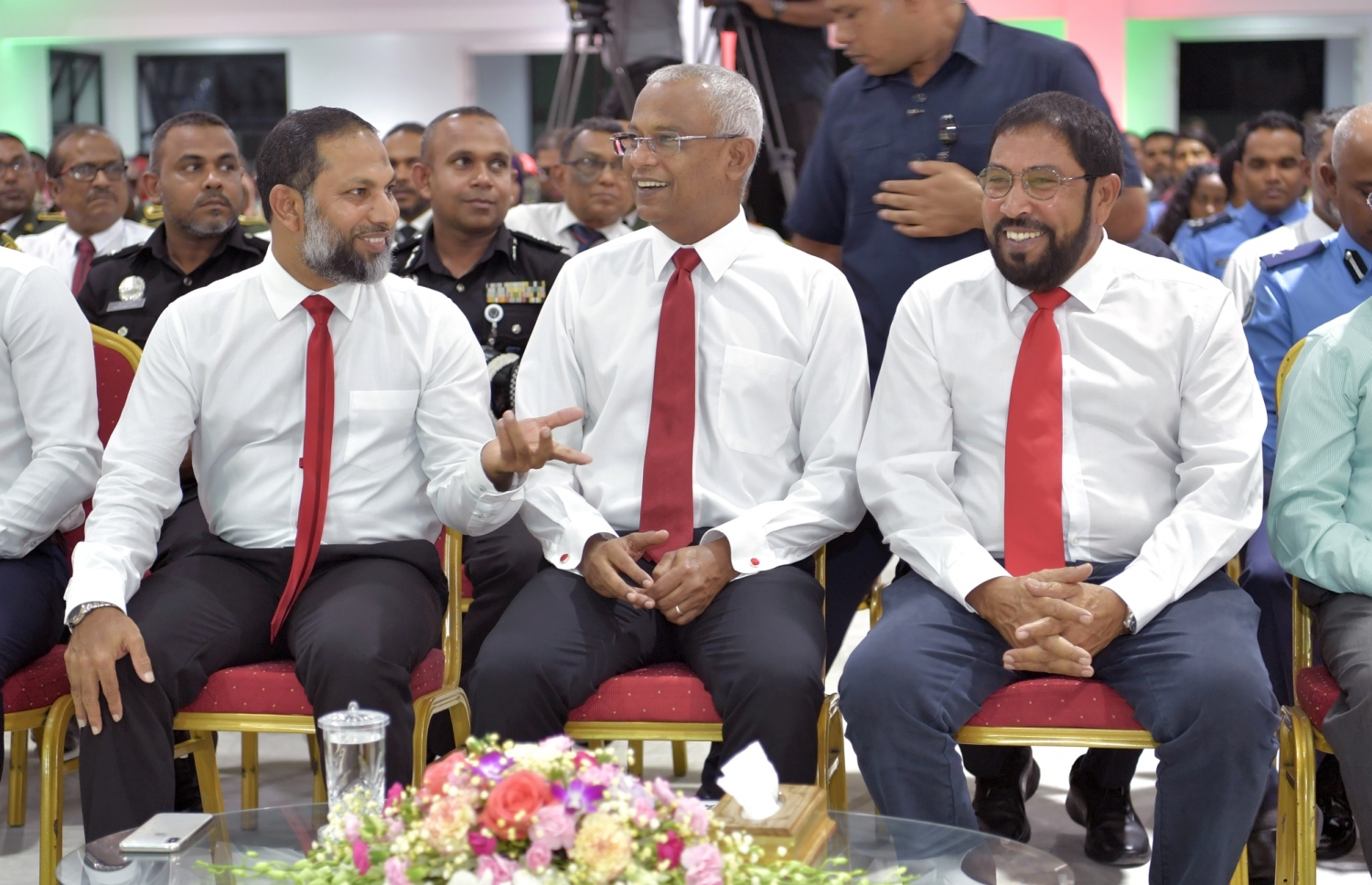 މި އަހަރުގެ ހުރަވީ ދުވަސް ފާހަގަ ކުރުމަށް ބޭއްވި ޖަލްސާގައި ރައީސް އިބްރާހިމް މުހައްމަދު ސޯލިހާއި ރައްޔިތުންގެ މަޖިލިހުގެ ރައީސް ގާސިމް އަދި ހޯމް މިނިސްޓަރު އިމްރާން ބައިވެރިވެވަޑައިގަންނަވަނީ.---ފޮޓޯ: ރައީސް އޮފީސް