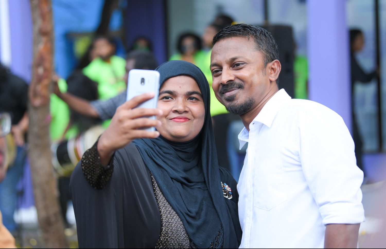 އުޝާމާ އެކު، މިއަދު މީހަކު ސެލްފީއެއް ނަގަނީ.---ފޮޓޯ: ހުސައިން ވަހީދު/މިހާރު