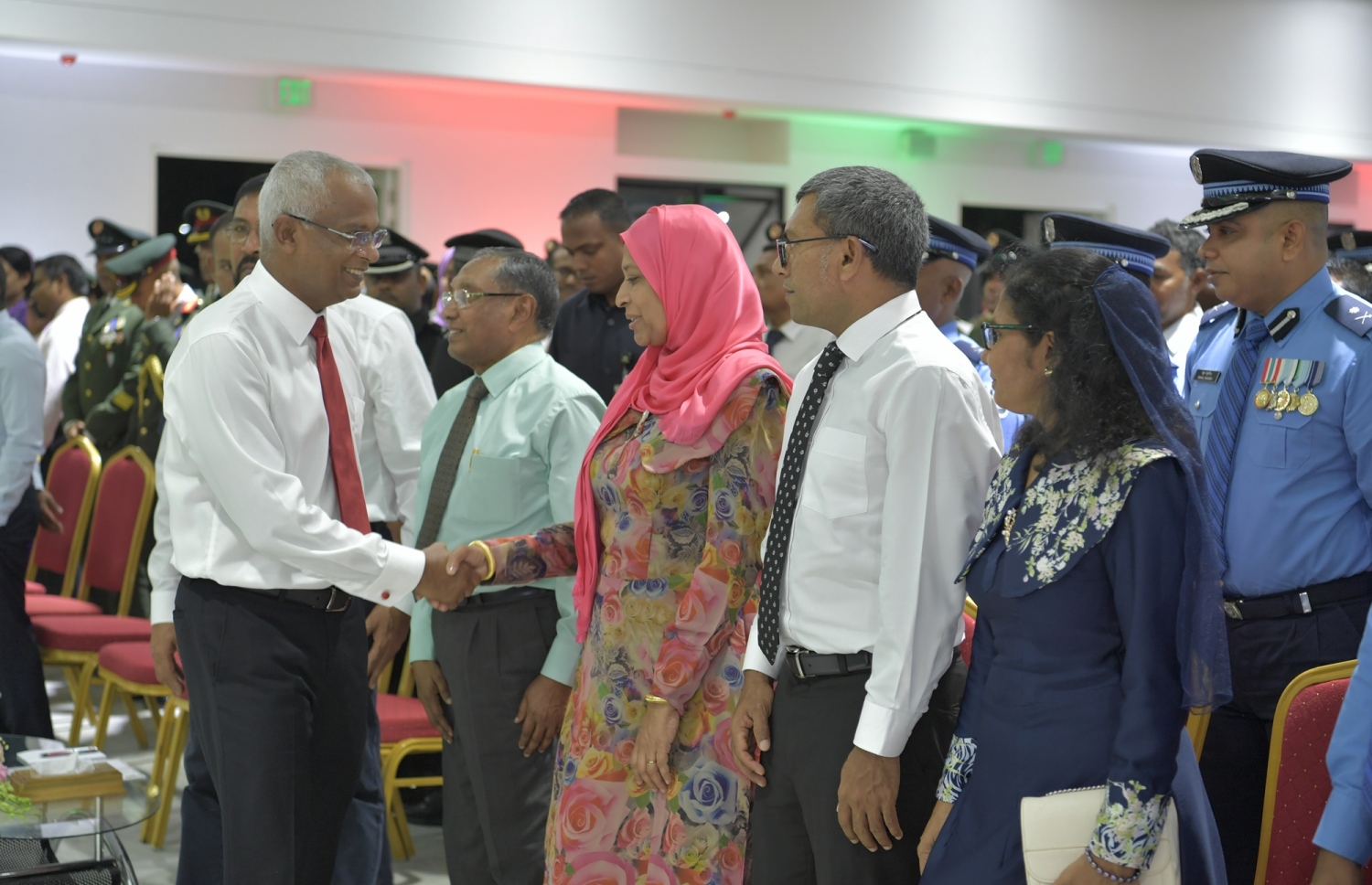 ރައީސް އިބްރާހިމް މުހައްމަދު ސޯލިހް، އާތިފާއާ ސަލާމްކުރައްވަނީ: ޖަވާބުދާރީ ކުރުވަން އެކި ފަހަރު މަތިން އާތިފާ މަޖިލީހަށް ހާޒިރުކުރުމަށް ފަހު ޖަވާބުދާރީކުރުވި. --ފޮޓޯ/މިހާރު