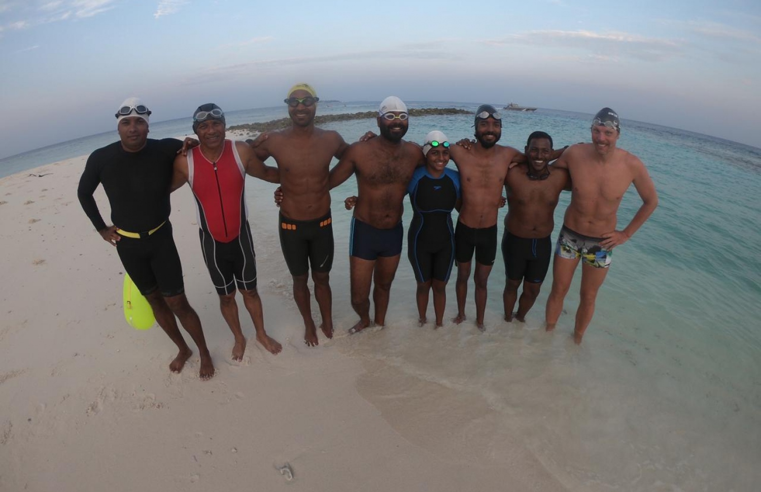 ބ. އަތޮޅުގައި ކަނޑު ހުރަސްކޮށް ދިގު ފެތުން ފަތަމުން އަންނަ އަށް ބައިވެރިން-- ފޮޓޯ: ސްވިމް މޯލްޑިވްސް