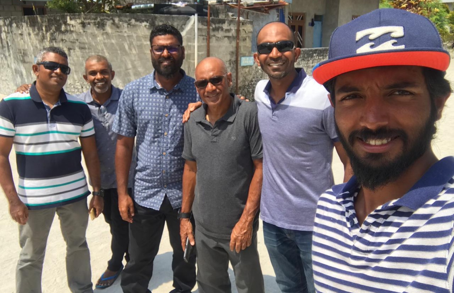 އަންވަރު (މ) އޭނާއާ އެކު ފަތާ ޓީމުގެ ބައެއް ބައިވެރިންނާ އެކު-- ފޮޓޯ: ސްވިމް މޯލްޑިވްސް