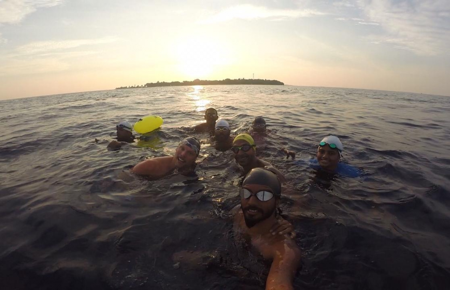 ސްވިމް މޯލްޑިވްސްގެ ފެތުންތެރިން ކަނޑުގައި ތިބެ ނަގާފައިވާ ފޮޓޯއެއް-- ފޮޓޯ: ސްވިމް މޯލްޑިވްސް