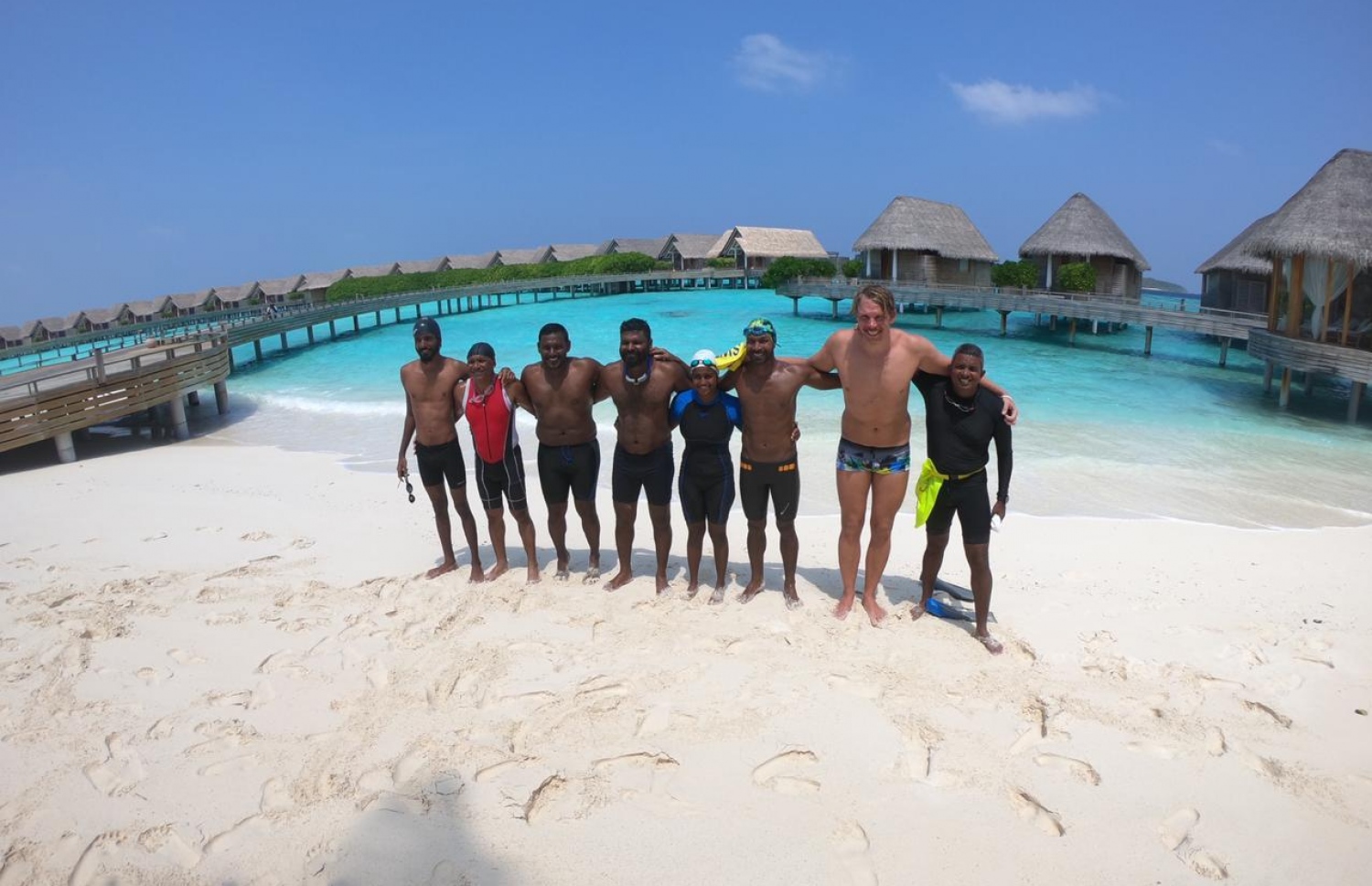 ސްވިމް މޯލްޑިވްސްއިން ދިގު ފެތުންފެތި އަށް ބައިވެރިން-- ފޮޓޯ: ސްވިމް މޯލްޑިވްސް