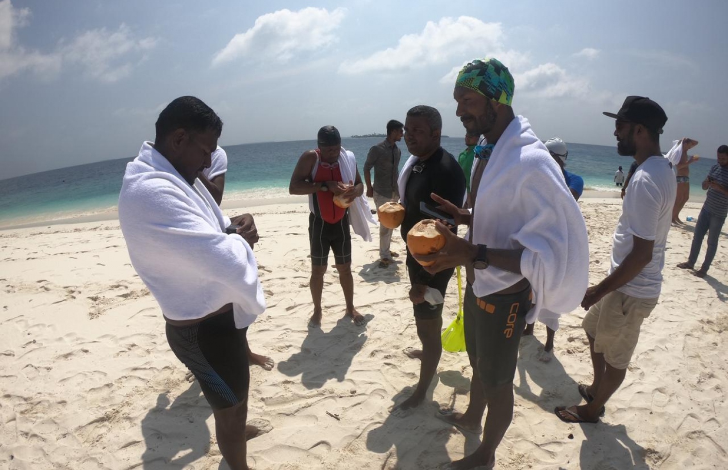 ސްވިމް މޯލްޑިވްސް ރައީސް ޝަމީމް ބައެއް ފެތުންތެރިންނާ އެކު-- ފޮޓޯ: ސްވިމް މޯލްޑިވްސް