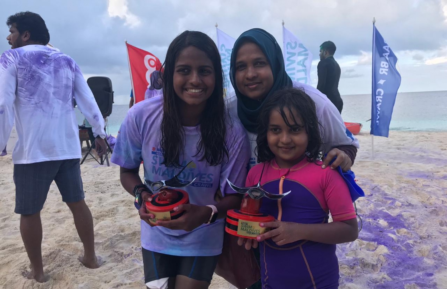 ނޯޔާ އާއި އަޒްކާ، އަދި މަންމަ-- ފޮޓޯ: އަހުމަދު ސާއިލް އަލީ/މިހާރު