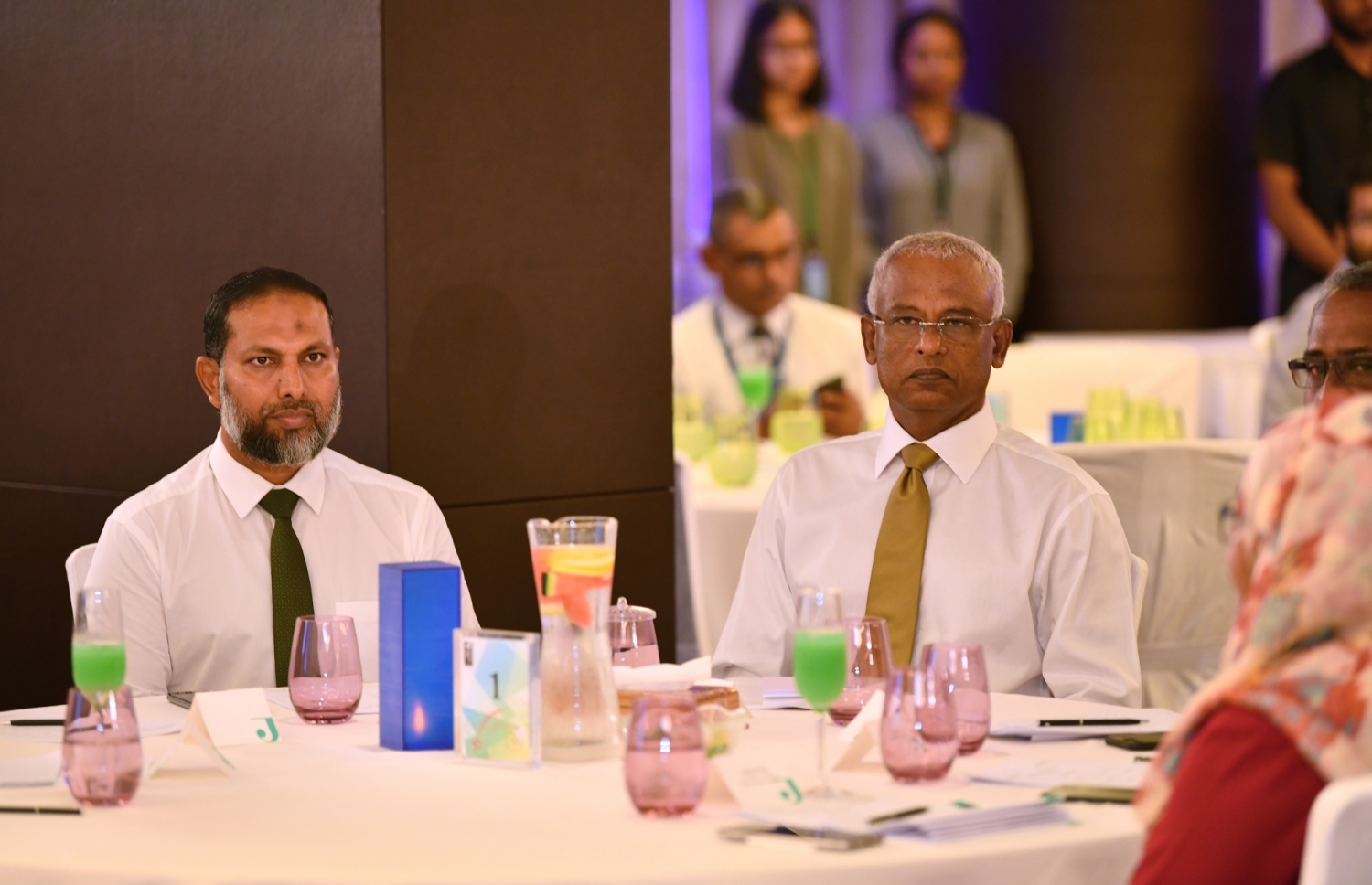 ކައުންސިލްތަކުގެ ގައުމީ މަހާސިންތާ ފެށުމުގެ ރަސްމިއްޔާތުގައި ރައީސް އިބްރާހިމް މުހައްމަދު ސޯލިހު (ކ) އަދި އެލްޖީއޭގެ ރައީސް ހޯމް މިނިސްޓަރު އިމްރާން ބައިވެރިވެވަޑައިގަންނަަވަނީ-- ފޮޓޯ: ރައީސް އޮފީސް