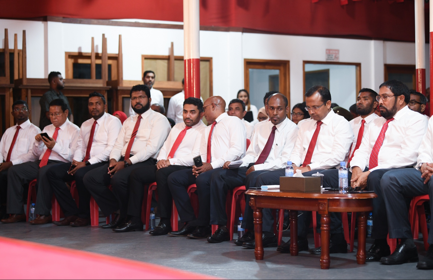 މާލެ: ފެބްރުއަރީ 10، 2019- ޖުމްހޫރީ ޕާޓީން މިރޭ ބޭއްވި ޖަލްސާ ގައި އެ ޕާޓީގެ ލީޑަރު ގާސިމް އިބްރާހީމާއި ޕާޓީގެ ބައެއް އިސްވެރިން.---ފޮޓޯ: ހުސައިން ވަހީދު/މިހާރު