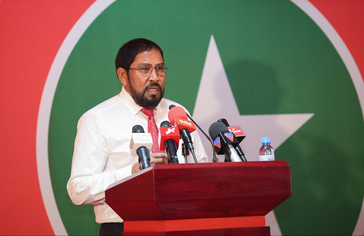 މާލެ: ފެބްރުއަރީ 10، 2019- ޖުމްހޫރީ ޕާޓީން މިރޭ ބޭއްވި ޖަލްސާ ގައި އެ ޕާޓީގެ ލީޑަރު ގާސިމް އިބްރާހީމް ވާހަކަފުޅު ދައްކަވަނީ: ބަރުލަމާނީ ނިޒާމަށް ރާއްޖޭގެ ވެރިކަން ބަދަލުކުރަން ހެޔޮނުވާނެ ކަމަށް ގާސިމް ވިދާޅުވި.---ފޮޓޯ: ހުސައިން ވަހީދު/މިހާރު