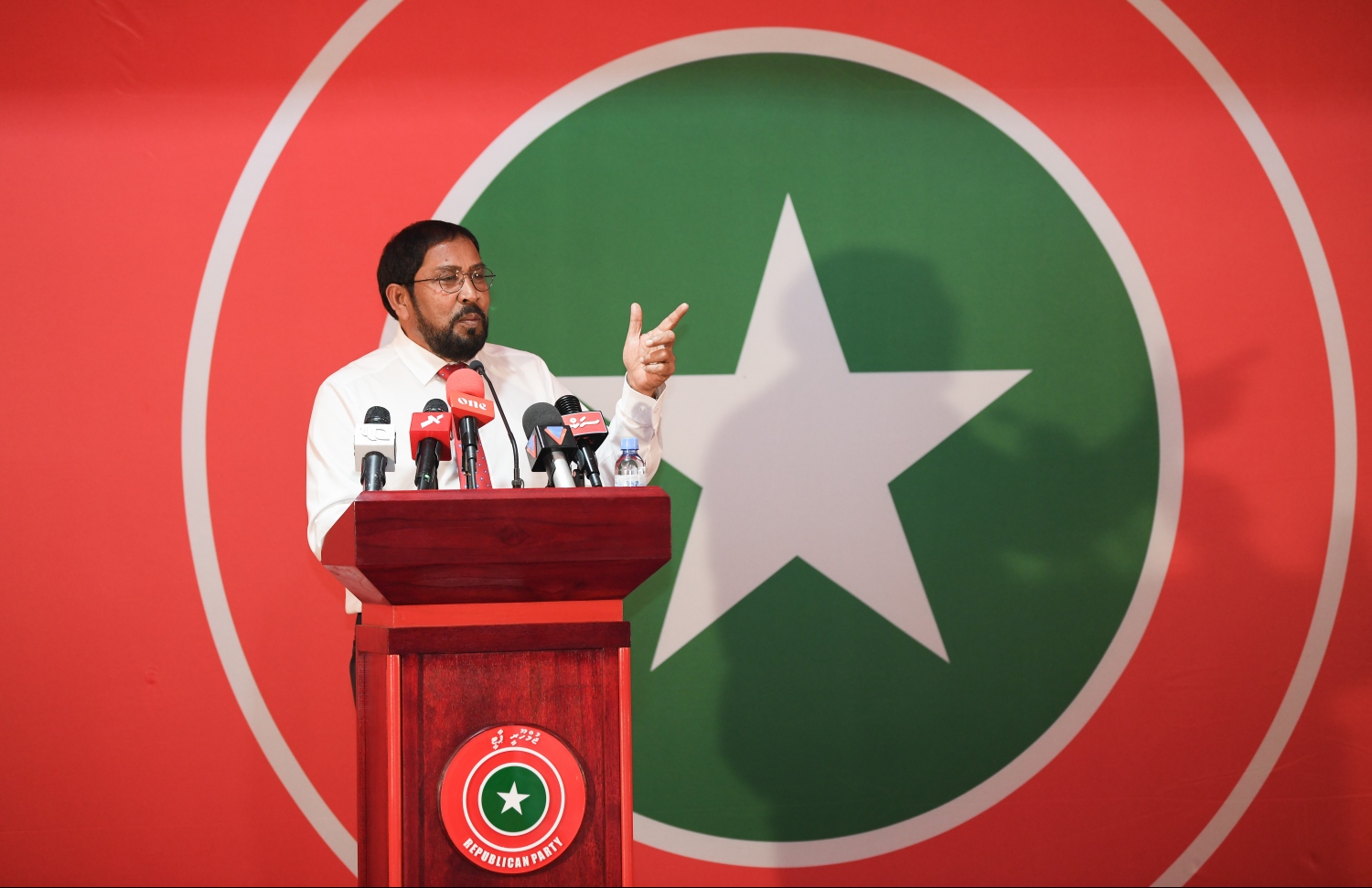 މާލެ: ފެބްރުއަރީ 10، 2019- ޖުމްހޫރީ ޕާޓީން މިރޭ ބޭއްވި ޖަލްސާ ގައި އެ ޕާޓީގެ ލީޑަރު ގާސިމް އިބްރާހީމް ވާހަކަފުޅު ދައްކަވަނީ: ބަރުލަމާނީ ނިޒާމަށް ރާއްޖޭގެ ވެރިކަން ބަދަލުކުރަން ހެޔޮނުވާނެ ކަމަށް ގާސިމް ވިދާޅުވި.---ފޮޓޯ: ހުސައިން ވަހީދު/މިހާރު