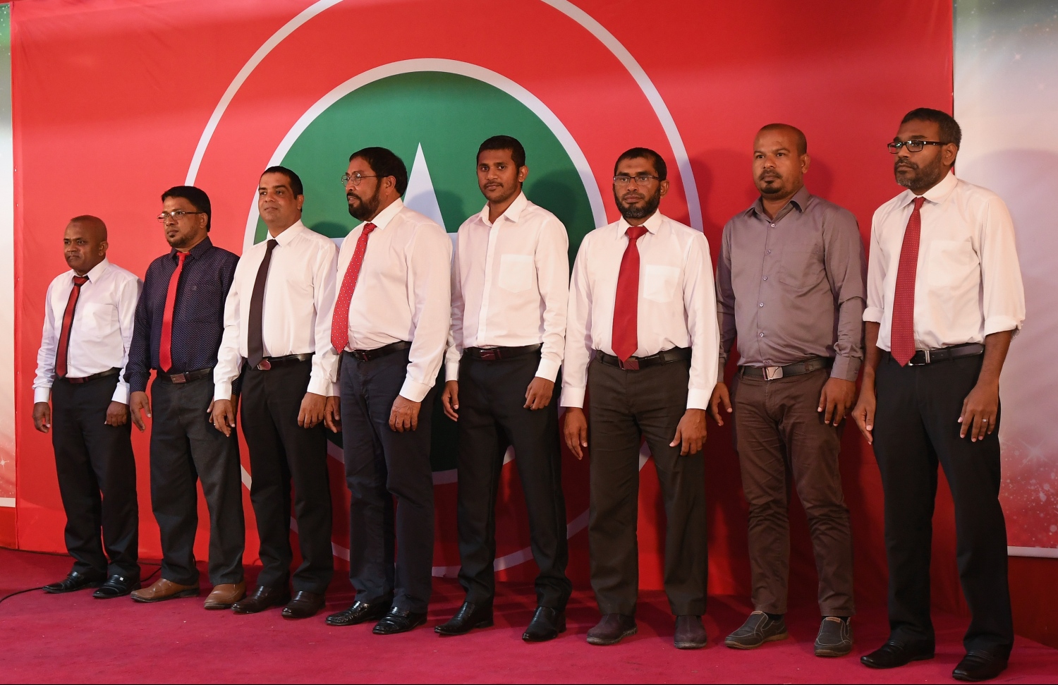 މާލެ: ފެބްރުއަރީ 10، 2019- ޖުމްހޫރީ ޕާޓީގެ ފަރާތުން ކުނޫޒުގައި ބޭއްވި ޖަލްސާގައި، މި ފަހަރުގެ މަޖިލިސް އިންތިޚާބަށް ވާދަކުރަން ނިންމި ބައެއް ކެންޑިޑޭޓުން، އެ ޕާޓީގެ ލީޑަރު ގާސިމް އިބްރާހިމާ އެކު ފޮޓޯއަކަށް ހުއްޓިގެން.---ފޮޓޯ: ހުސައިން ވަހީދު/މިހާރު