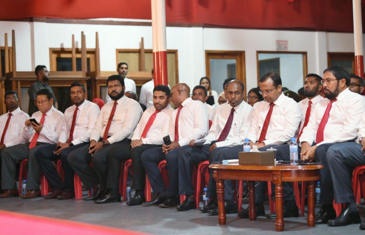 ޖުމްހޫރީ ޕާޓީން ބޭއްވި ޖަލްސާ ގައި އެ ޕާޓީގެ ލީޑަރު ގާސިމާއި އެހެން ބައެއް އިސްބޭފުޅުން.---ފޮޓޯ: ހުސައިން ވަހީދު/މިހާރު