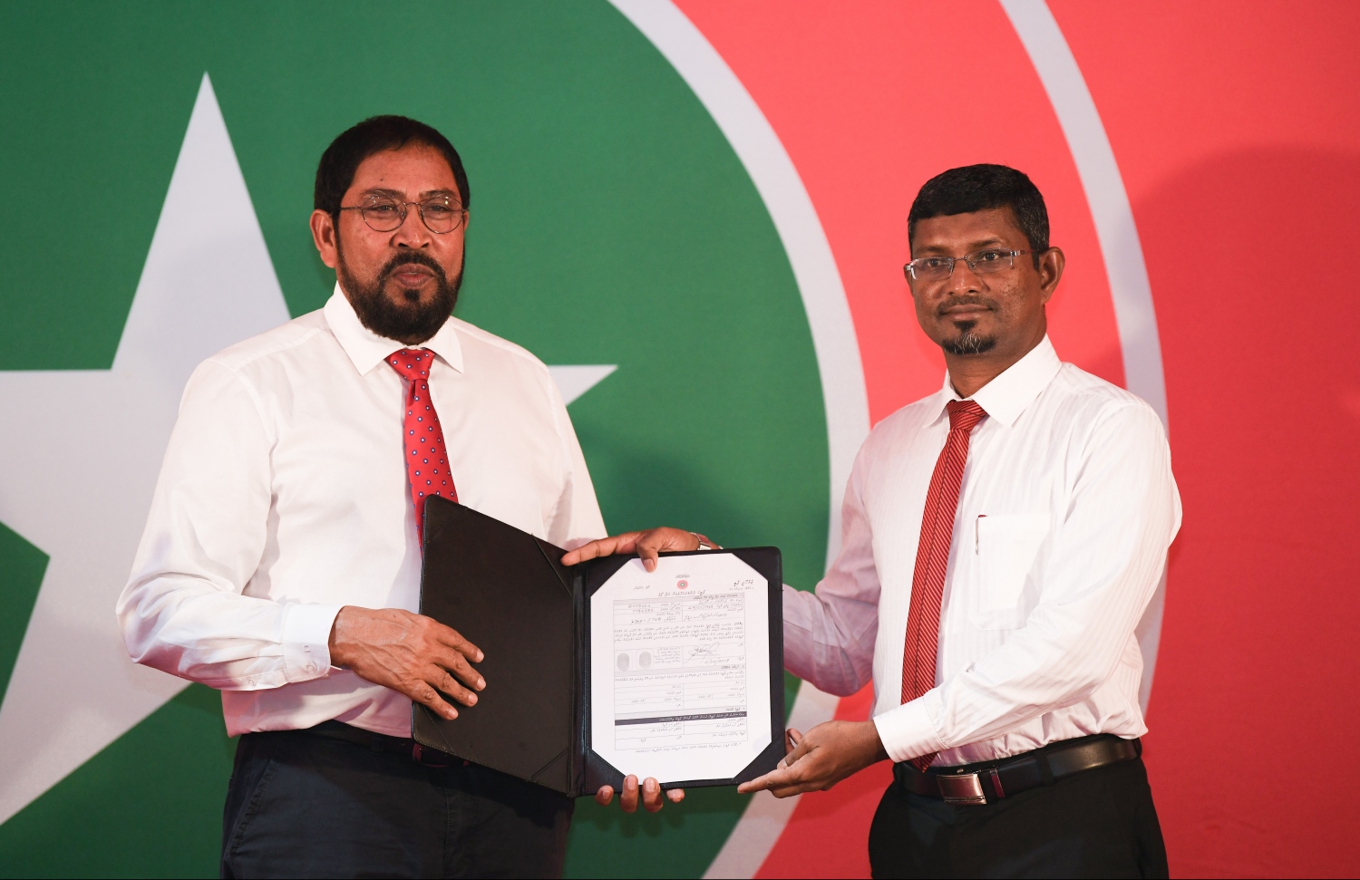 މާލެ: ފެބްރުއަރީ 10، 2019- ޖުމްހޫރީ ޕާޓީއާ އަލަށް ގުޅުނު މީހެއްގެ ފޯމު އެ ޕާޓީގެ ލީޑަރު ގާސިމް އިބްރާހީމްއާ މިރޭ ހަވާލު ކުރައްވަނީ.---ފޮޓޯ: ހުސައިން ވަހީދު/މިހާރު