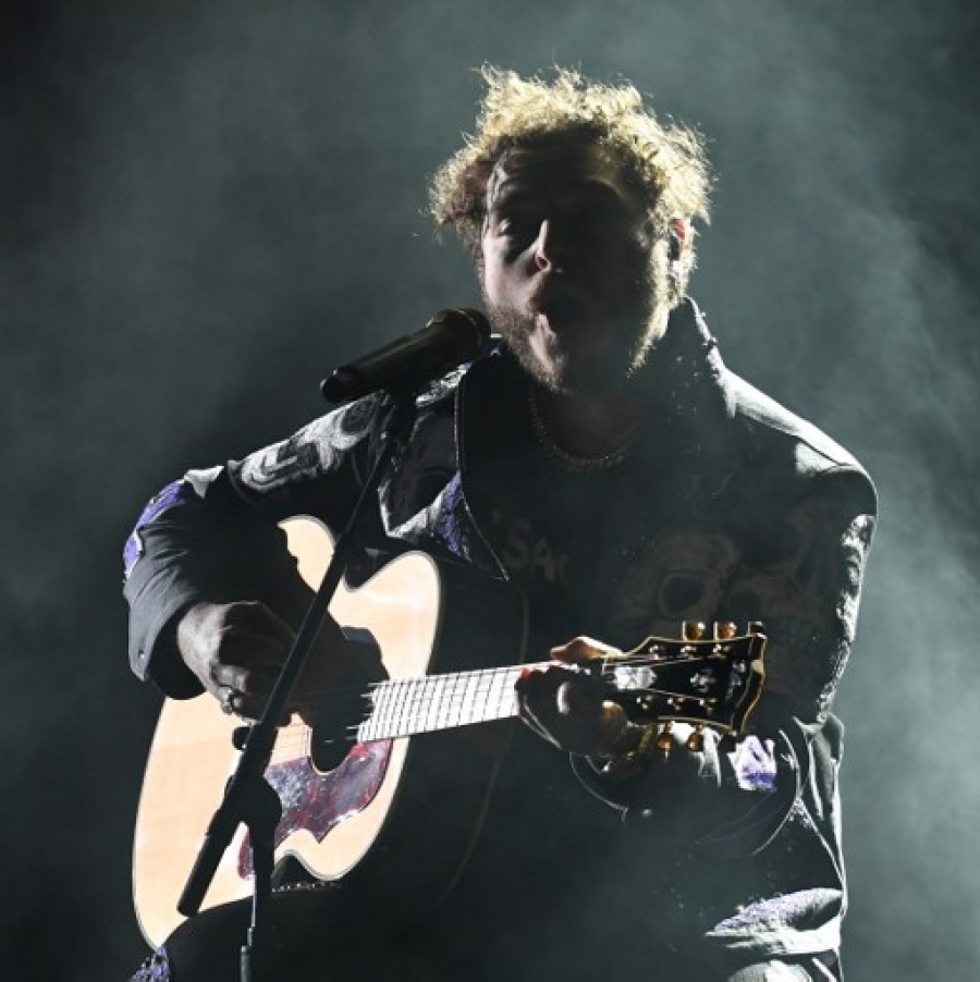 ލޮސް އެންޖެލެސް: ފެބްރުއަރީ 10، 2019: ހޮލީވުޑް މިއުޒިކީ ދާއިރާ ފަންނާނުންގެ އެވޯޑް ކަމަށްވާ "ގްރެމީ އެވޯޑްސް"ގެ މިއަހަރުގެ ހަފުލާގައި، އެމެރިކާގެ ރެޕާ ޕޯސްޓް މެލޮން ޕާފޯމް ކުރަނީ.-- ފޮޓޯ: އޭއެފްޕީ