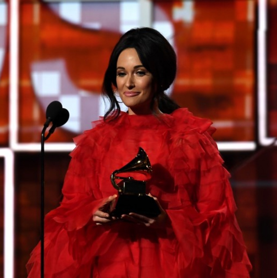 ލޮސް އެންޖެލެސް: ފެބްރުއަރީ 10، 2019: ހޮލީވުޑް މިއުޒިކީ ދާއިރާ ފަންނާނުންގެ އެވޯޑް ކަމަށްވާ "ގްރެމީ އެވޯޑްސް"ގެ މިއަހަރުގެ ހަފުލާގައި، ކޭސީ މަސްގްރޭވްސް  "ބެސްޓް ކަންޓްރީ އަލްބަމް"ގެ އެވޯޑާއެކު.-- ފޮޓޯ: އޭއެފްޕީ