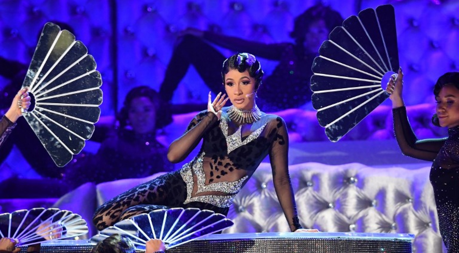 ލޮސް އެންޖެލެސް: ފެބްރުއަރީ 10، 2019: ހޮލީވުޑް މިއުޒިކީ ދާއިރާ ފަންނާނުންގެ އެވޯޑް ކަމަށްވާ "ގްރެމީ އެވޯޑްސް"ގެ މިއަހަރުގެ ހަފުލާގައި، ކާޑި ބީ ޕާފޯމް ކުރަނީ.-- ފޮޓޯ: އޭއެފްޕީ