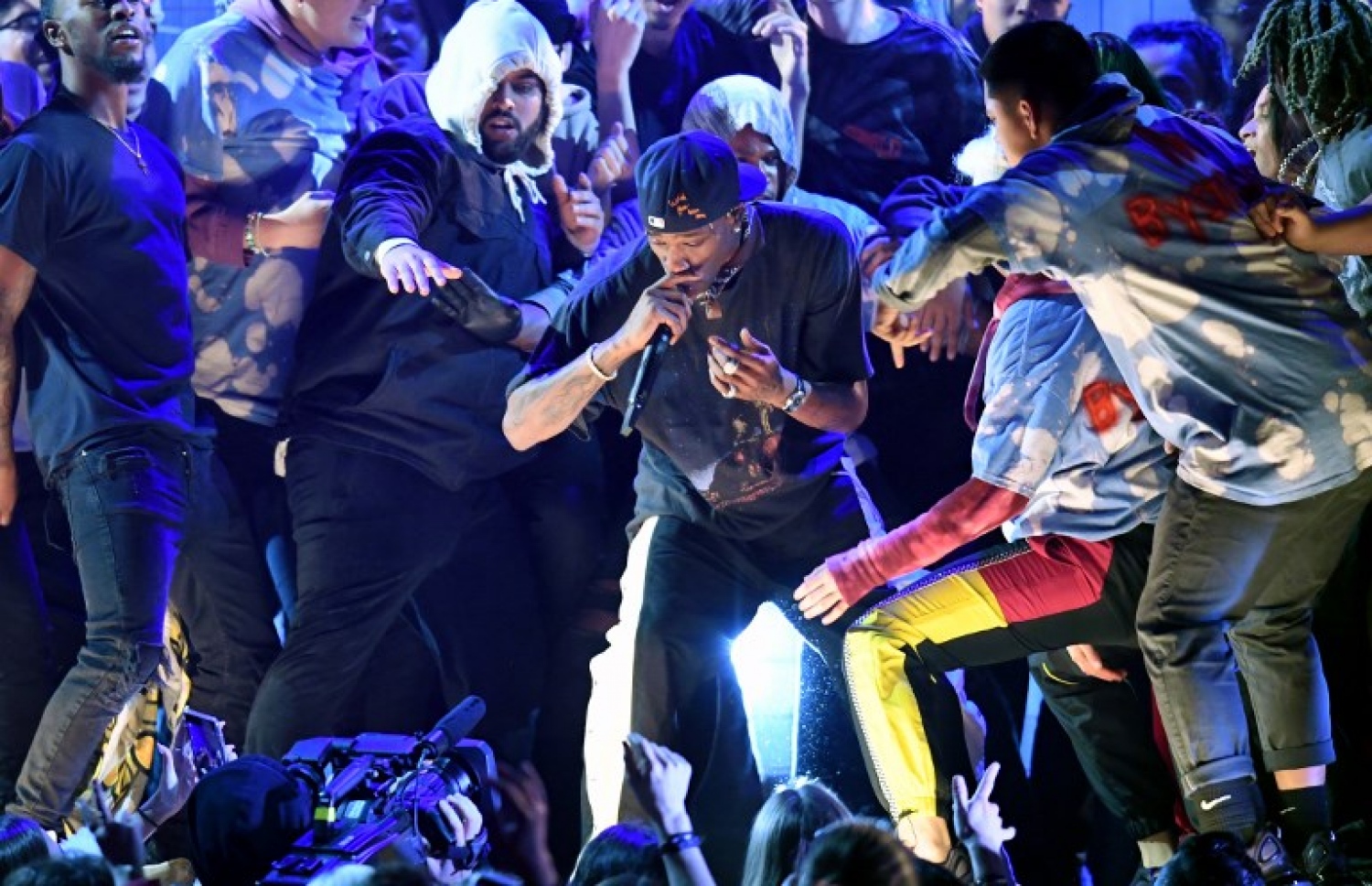 ލޮސް އެންޖެލެސް: ފެބްރުއަރީ 10، 2019: ހޮލީވުޑް މިއުޒިކީ ދާއިރާ ފަންނާނުންގެ  އެވޯޑް ކަމަށްވާ "ގްރެމީ އެވޯޑްސް"ގެ މިއަހަރުގެ ހަފުލާގައި، އެމެރިކާގެ ރެޕާ ޓްރެވިސް ސްކޮޓް ޕާފޯމް ކުރަނީ.-- ފޮޓޯ: އޭއެފްޕީ