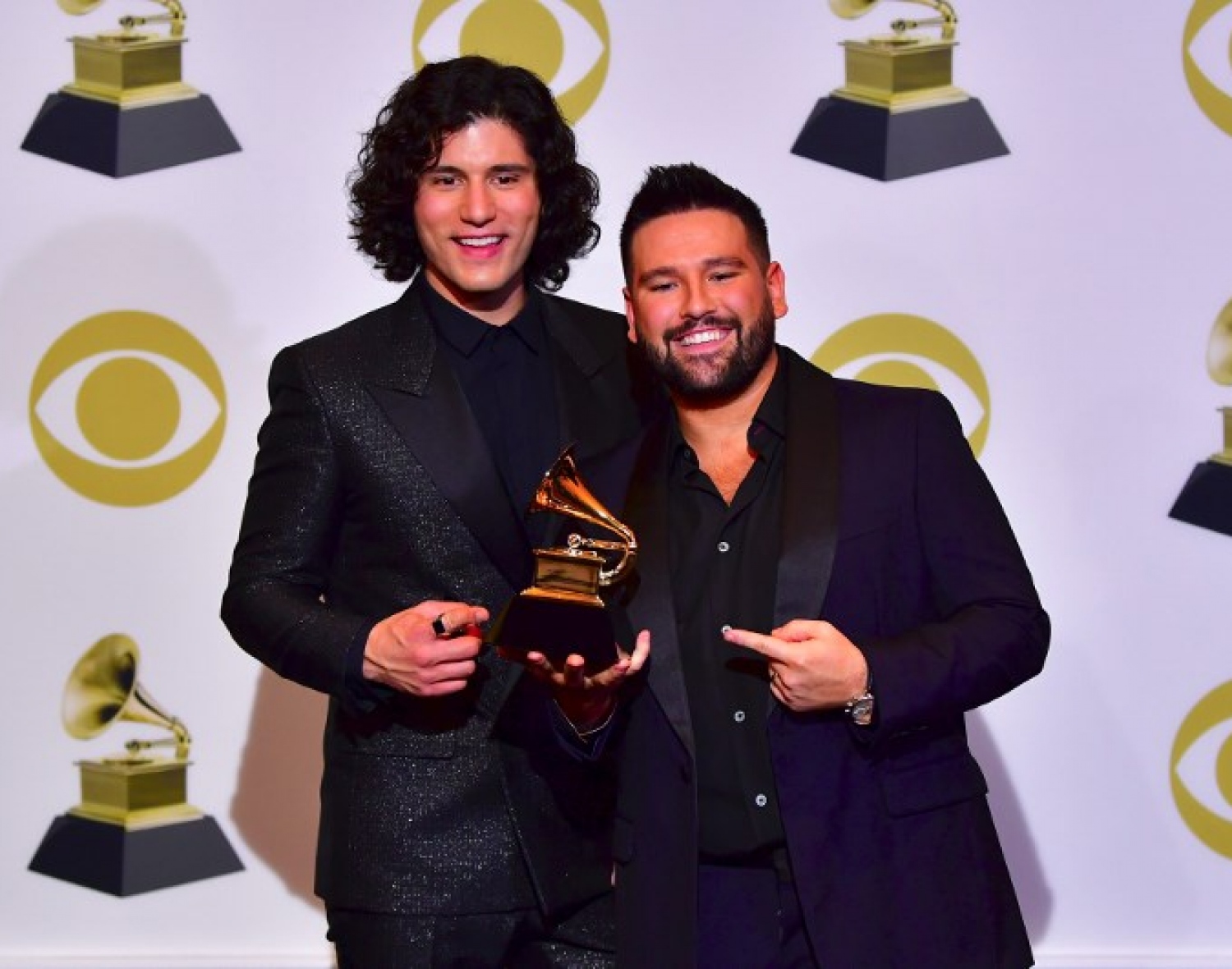 ލޮސް އެންޖެލެސް: ފެބްރުއަރީ 10، 2019: ހޮލީވުޑް މިއުޒިކީ ދާއިރާ ފަންނާނުންގެ  އެވޯޑް ކަމަށްވާ "ގްރެމީ އެވޯޑްސް"ގެ މިއަހަރުގެ ހަފުލާގައި، ޑޭން ސްމެޔާސް އަދި ޝޭ މޫނީ "ބެސްޓް ކަންޓްރީ ޑުއޯ"ގެ އެވޯޑާއެކު.-- ފޮޓޯ: އޭއެފްޕީ