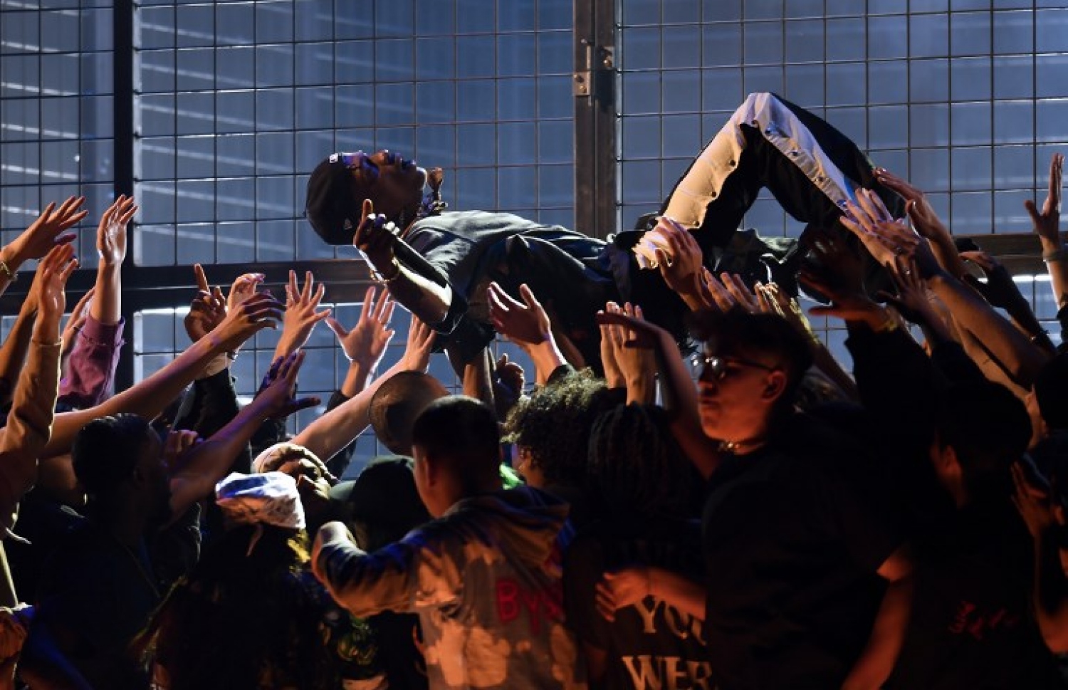 ލޮސް އެންޖެލެސް: ފެބްރުއަރީ 10، 2019: ހޮލީވުޑް މިއުޒިކީ ދާއިރާ ފަންނާނުންގެ  އެވޯޑް ކަމަށްވާ "ގްރެމީ އެވޯޑްސް"ގެ މިއަހަރުގެ ހަފުލާގައި، އެމެރިކާގެ ރެޕާ ޓްރެވިސް ސްކޮޓް ޕާފޯމް ކުރަނީ.-- ފޮޓޯ: އޭއެފްޕީ