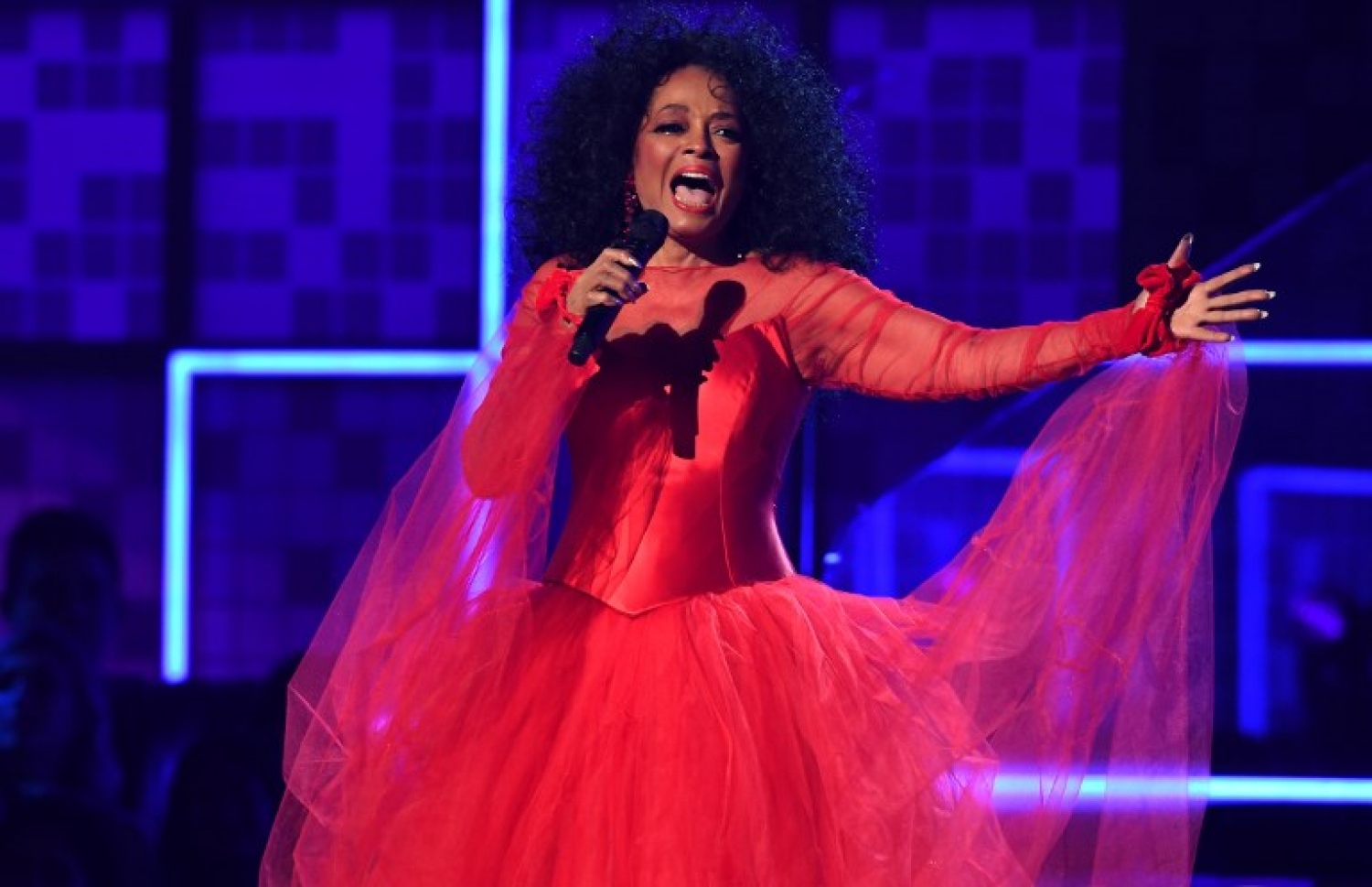 ލޮސް އެންޖެލެސް: ފެބްރުއަރީ 10، 2019: ހޮލީވުޑް މިއުޒިކީ ދާއިރާ ފަންނާނުންގެ  އެވޯޑް ކަމަށްވާ "ގްރެމީ އެވޯޑްސް"ގެ މިއަހަރުގެ ހަފުލާގައި، އެމެރިކާގެ ލަވަކިޔުންތެރިޔާ ޑަޔާނާ ރޮސް ޕާފޯމް ކުރަނީ.-- ފޮޓޯ: އޭއެފްޕީ