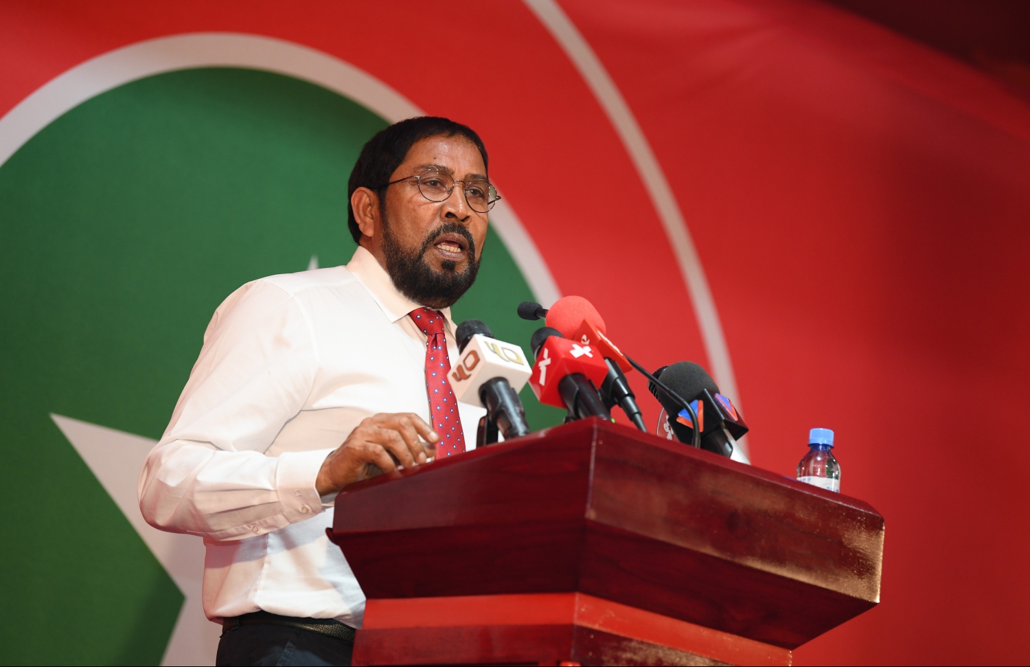 މާލެ: ފެބްރުއަރީ 10، 2019- ޖުމްހޫރީ ޕާޓީން މިރޭ ބޭއްވި ޖަލްސާ ގައި އެ ޕާޓީގެ ލީޑަރު ގާސިމް އިބްރާހީމް ވާހަކަފުޅު ދައްކަވަނީ: ބަރުލަމާނީ ނިޒާމަށް ރާއްޖޭގެ ވެރިކަން ބަދަލުކުރަން ހެޔޮނުވާނެ ކަމަށް ގާސިމް ވިދާޅުވި.---ފޮޓޯ: ހުސައިން ވަހީދު/މިހާރު