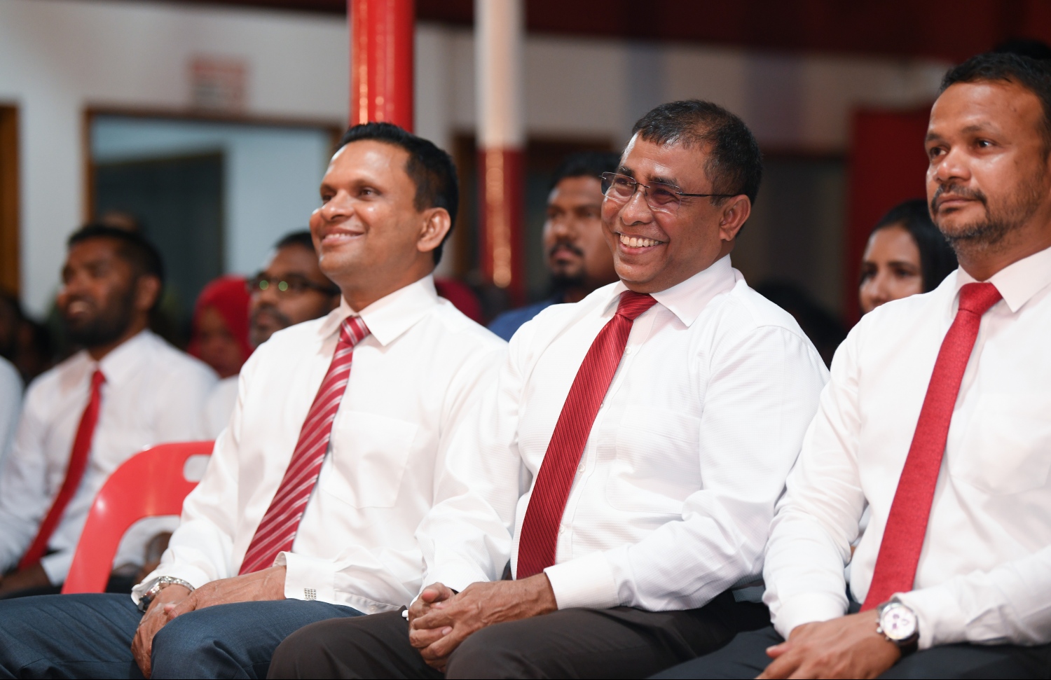 މާލެ: ފެބްރުއަރީ 10، 2019- ޖުމްހޫރީ ޕާޓީން މިރޭ ބޭއްވި ޖަލްސާ ގައި ބައިވެރިވެވަޑައިގެންނެވި ބައެއް ބޭފުޅުން، (ކ-ވ) ކެންދޫ ދާއިރާގެ މެމްބަރު އަލީ ހުސައިން، ޕާޓީގެ ނައިބު ރައީސް ޑރ. އަބްދުﷲ މައުސޫމް އަދި ޖޭޕީގެ ލީޑަރު ގާސިމް އިބްރާހިމްގެ ޕޮލިޓިކަލް އެޑްވައިޒަރު މުހައްމަދު ނާޒިމް ބައިވެރިވެވަޑައިގަންނަވަނީ.---ފޮޓޯ: ހުސައިން ވަހީދު/މިހާރު