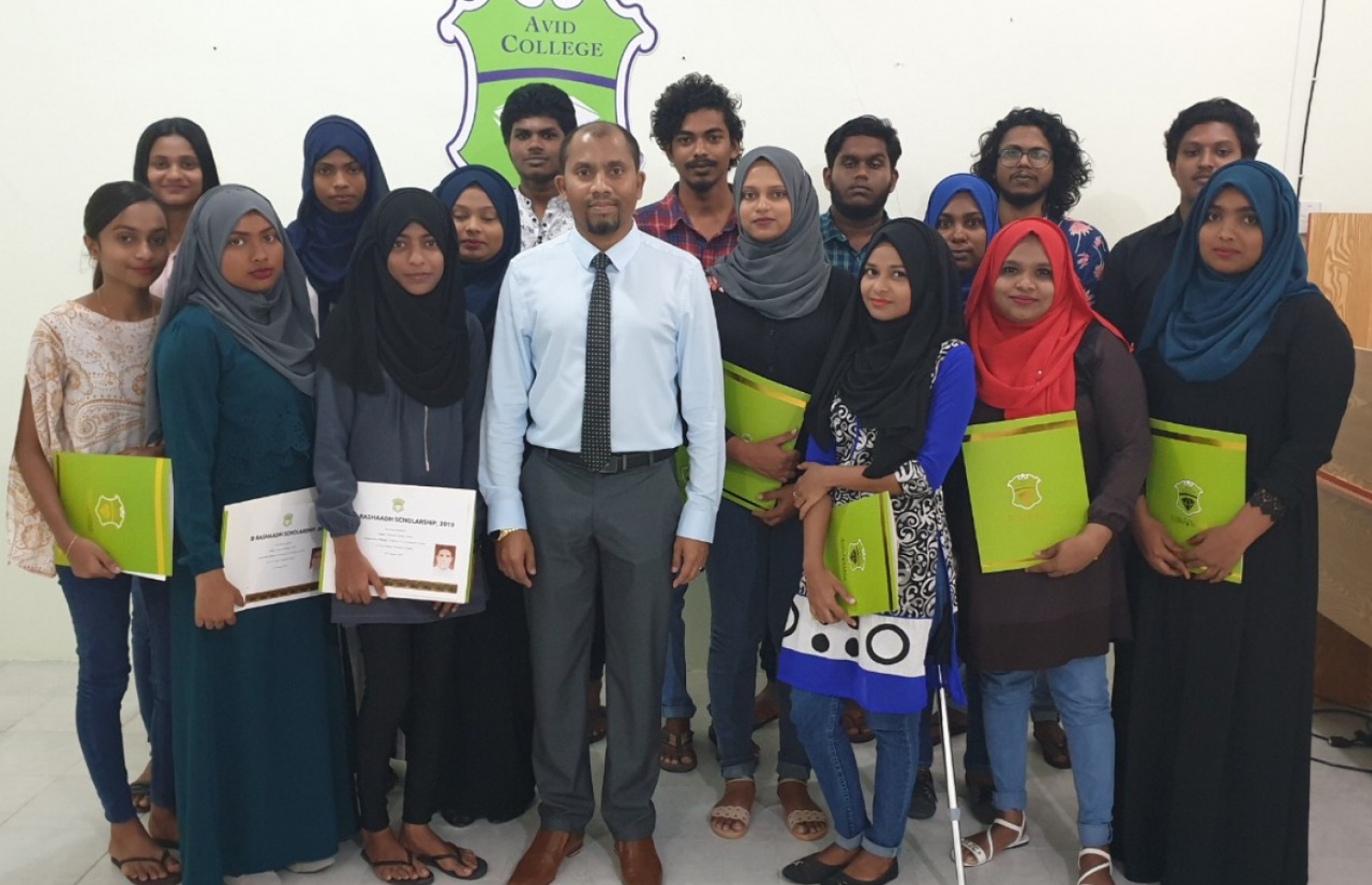 ސްކޮލާޝިޕް ލިބުނު ދަރިވަރުންނާ އެކު އެވިޑް ކޮލެޖުގެ ޗެއާމަން އަބްދުﷲ މުސްތާގު ރަޝާދު