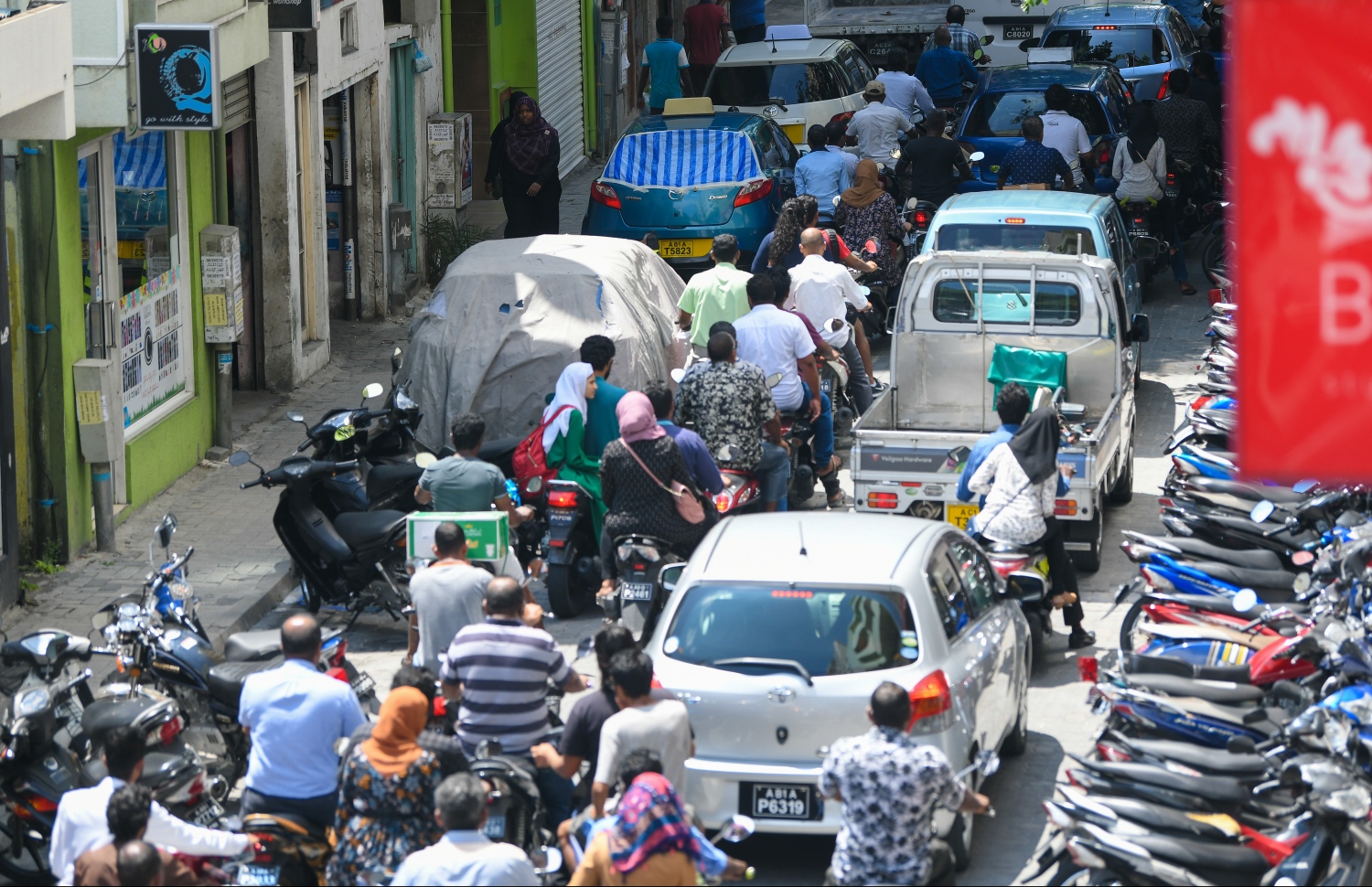 މާލޭގެ މަގެއް: ވެހިކަލްތަކުން މާލޭގެ މަގުތައް އޮންނަނީ ތޮއްޖެހިފައި -- ފޮޓޯ: ހުސެއިން ވަހީދު/ މިހާރު